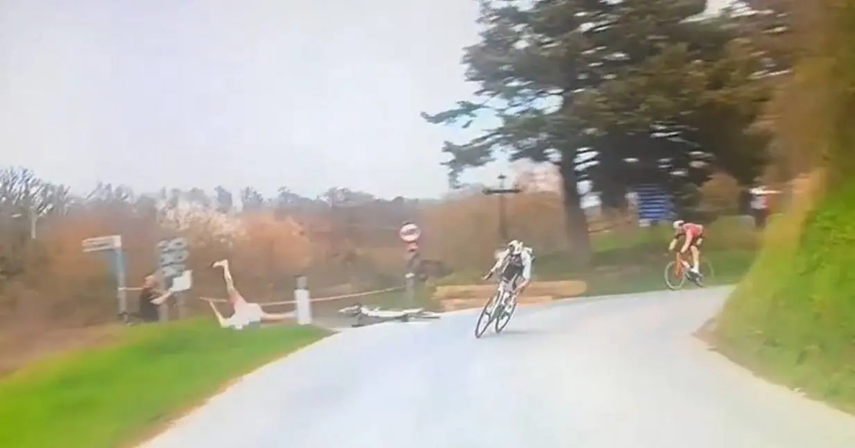 VÍDEO: ¡La fuerte caída de Tadej Pogacar a 49 km de meta en la Strade Bianche!