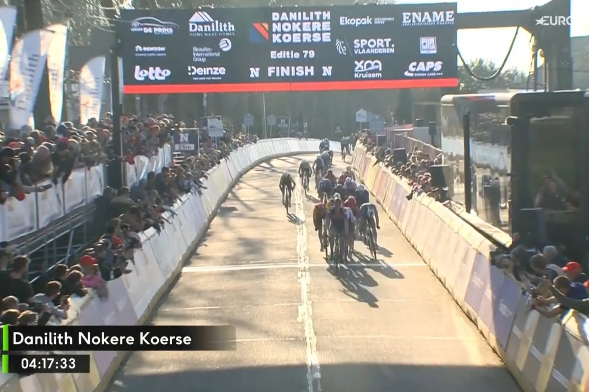 ¡Jasper Philipsen sufre un accidente a 800 metros de meta y pierde una Nokere Koerse que se lleva Niels Eekhoff!