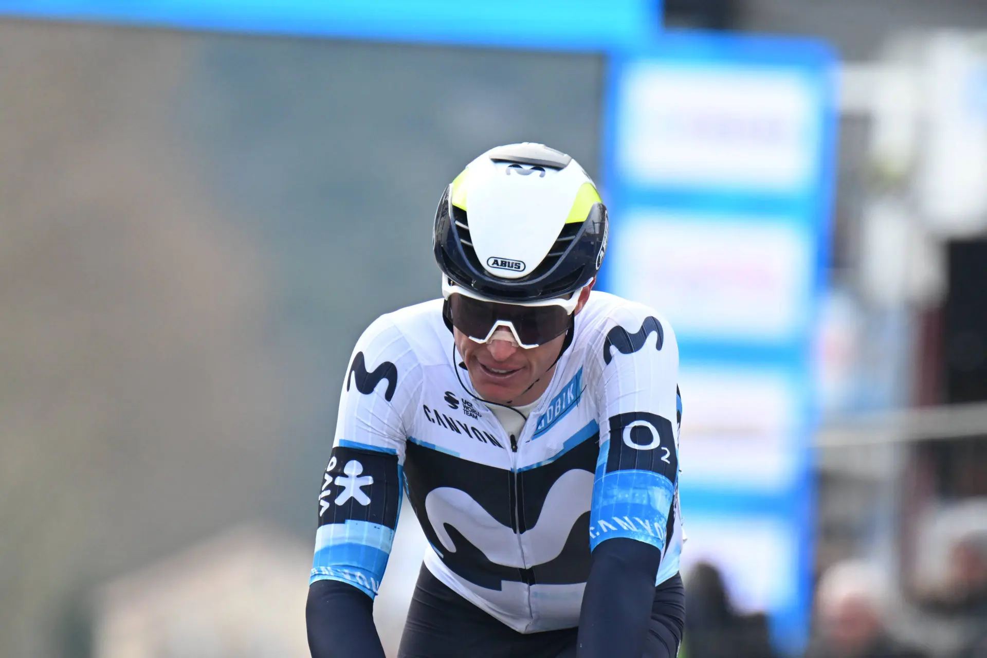 Un duro error de Enric Mas en Francia marca una jornada oscura para Movistar también en Omloop y Camiño