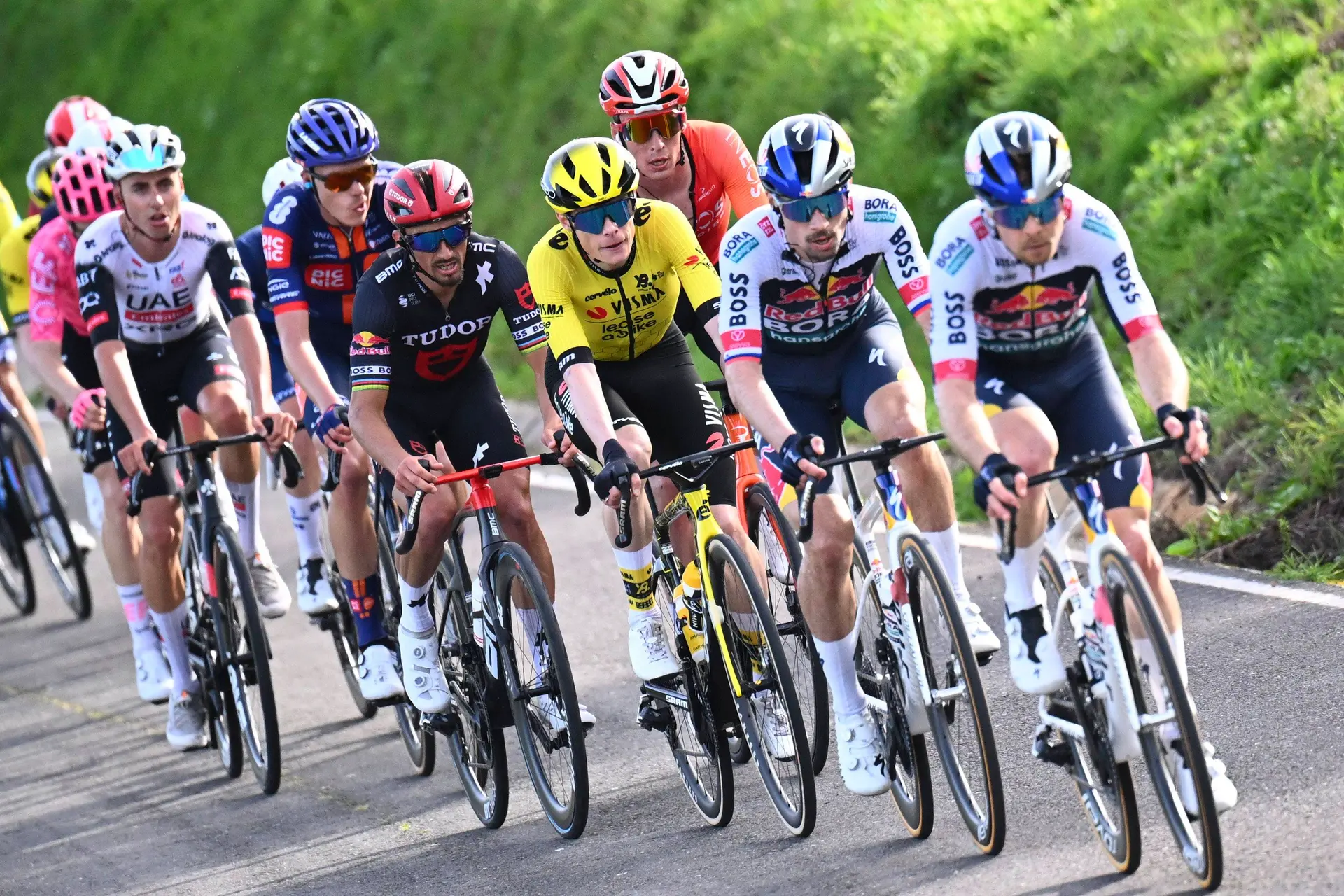 Jan Tratnik, con Primoz Roglic en la temporada 2025