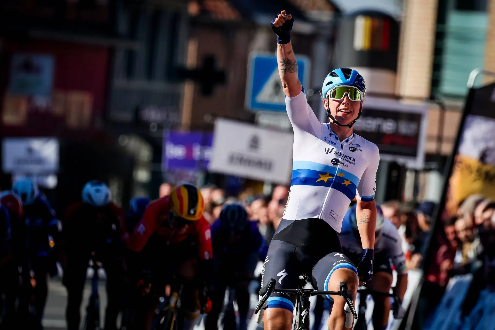 Lorena Wiebes toca el cielo italiano al ganar la primera Milán-San Remo Femenina de la historia