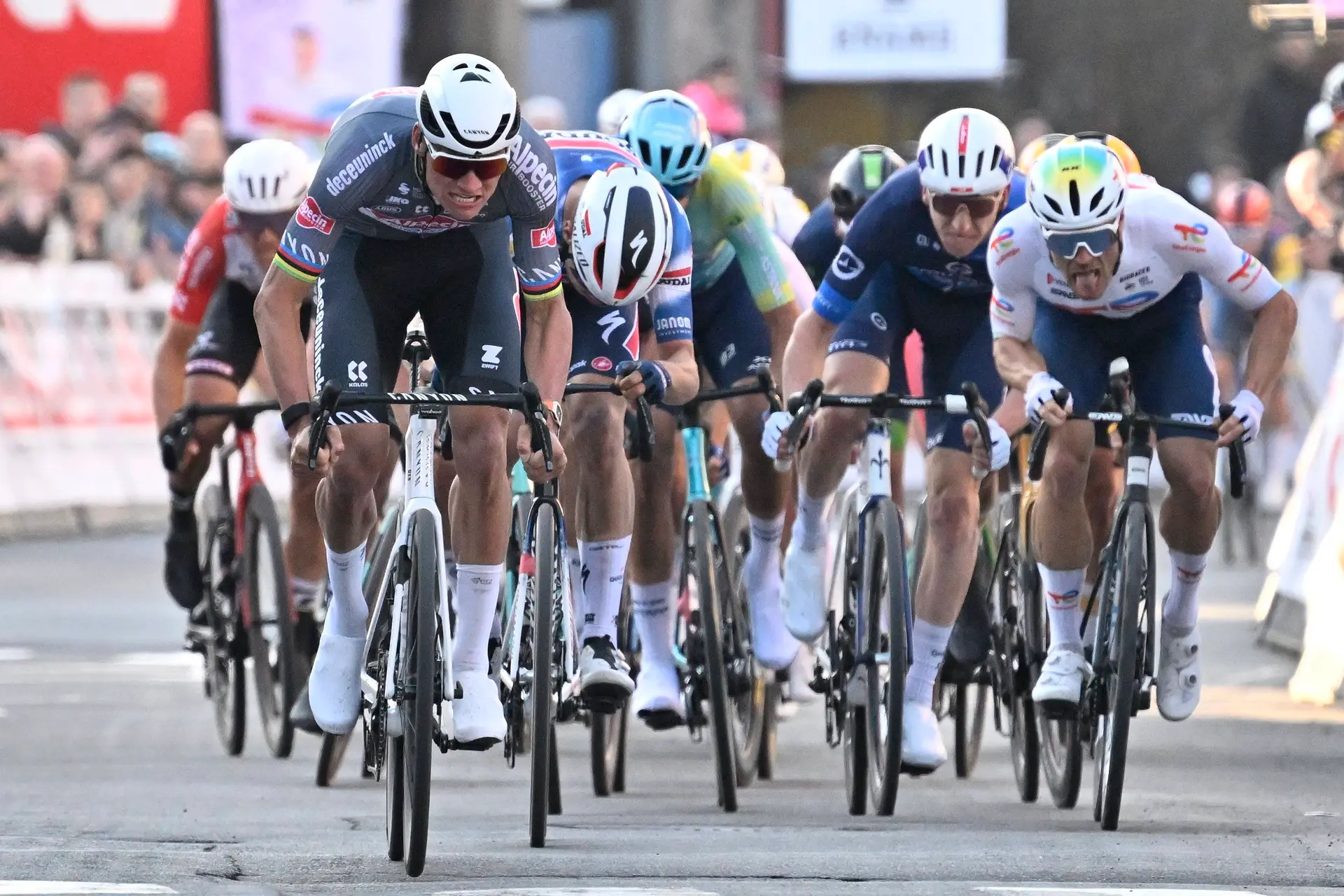 En DIRECTO | Etapa 4 Tirreno Adriático 2025: ¡Se forma una fuga de 10 a 150km de meta!
