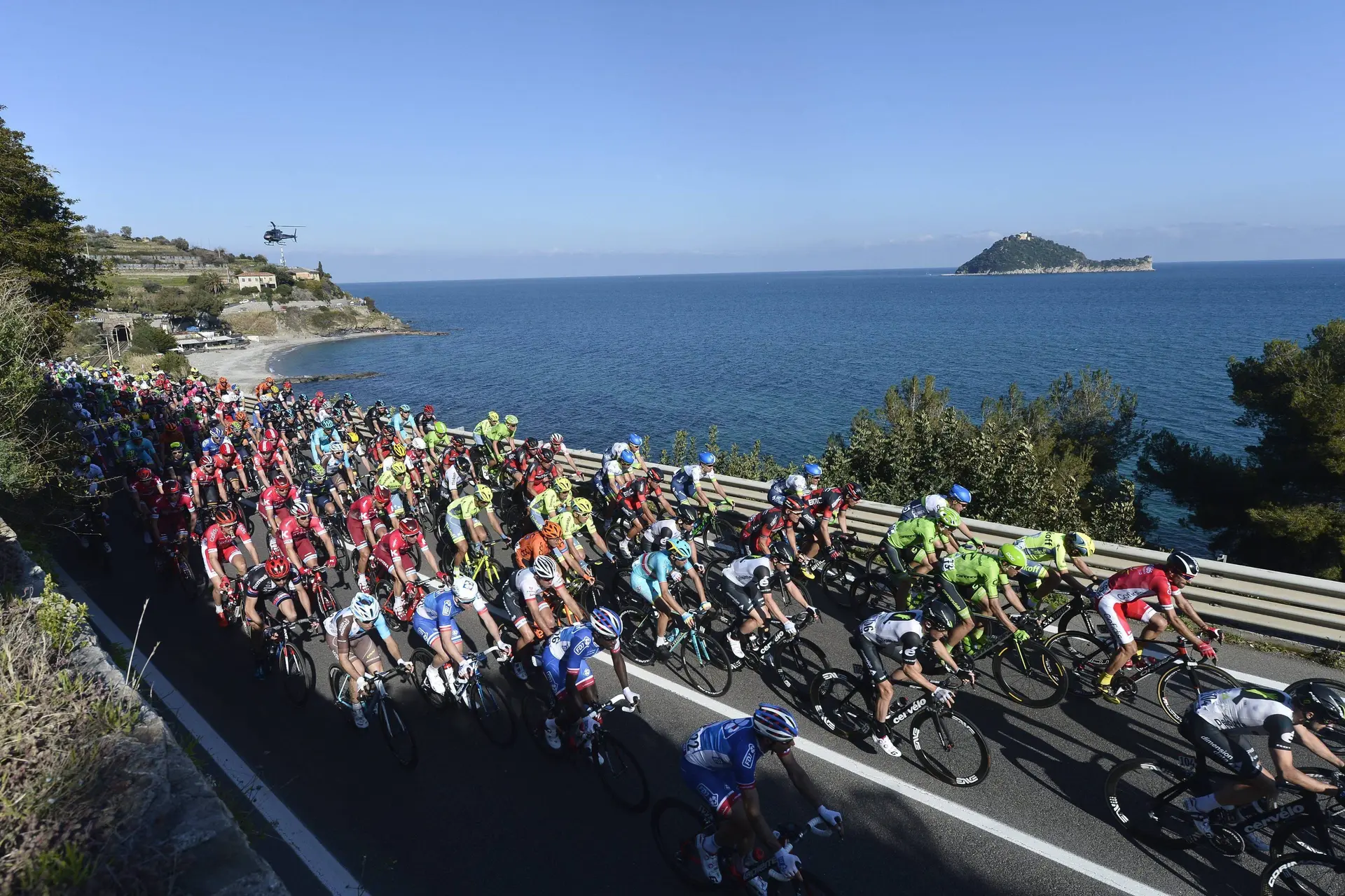 EN DIRECTO | Milán-San Remo 2025: ¡Se toma la salida oficial tras el problema mecánico de Pogacar!