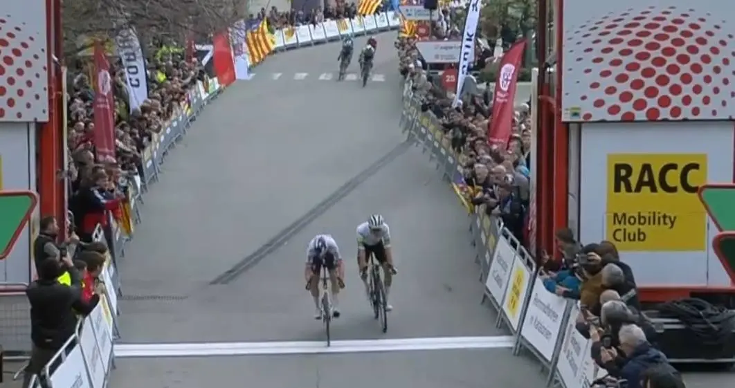 ¡Primoz Roglic le devuelve el pancartazo a Ayuso en Montserrat y se pone líder de la Volta a Catalunya!