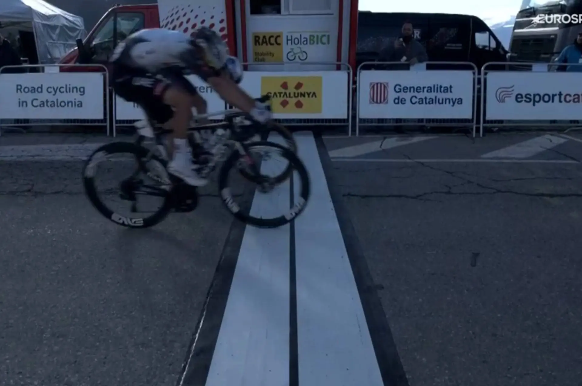 ¡Juan Ayuso derrota a Primoz Roglic por foto-finish en La Molina y se pone líder de la Volta a Catalunya!