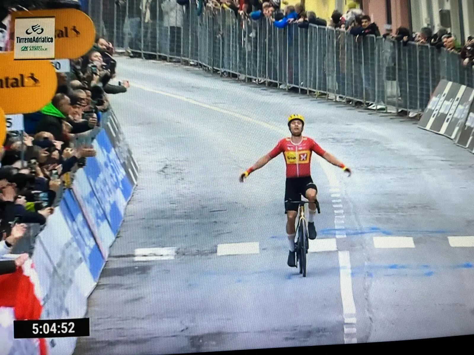 ¡Homérica victoria del Fredrik Dversnes desde la fuga! No pudo Mathieu van der Poel
