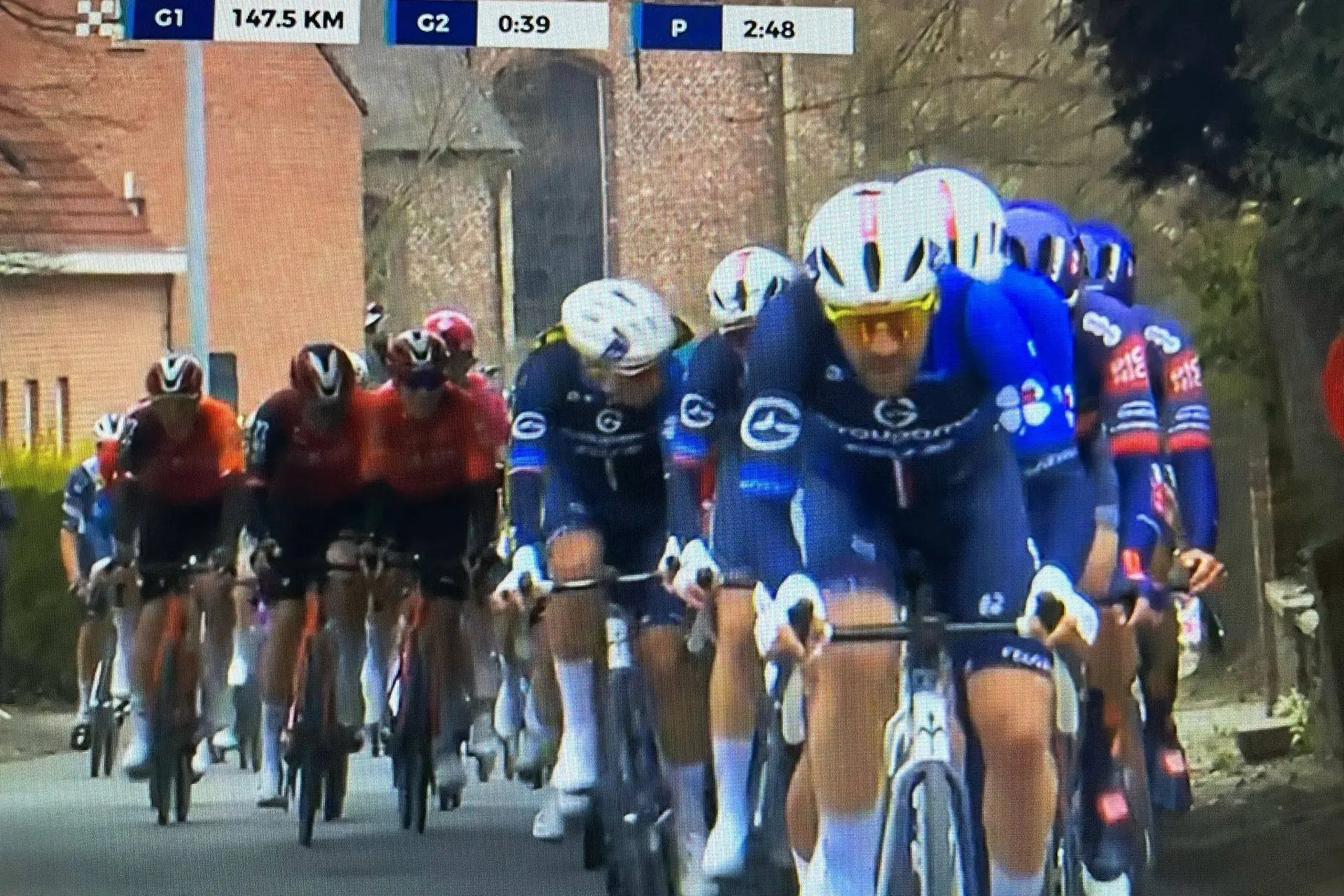 En DIRECTO | E3 Saxo Classic 2025: ¡Van der Poel y Van Aert rebajan la desventaja a 2'!
