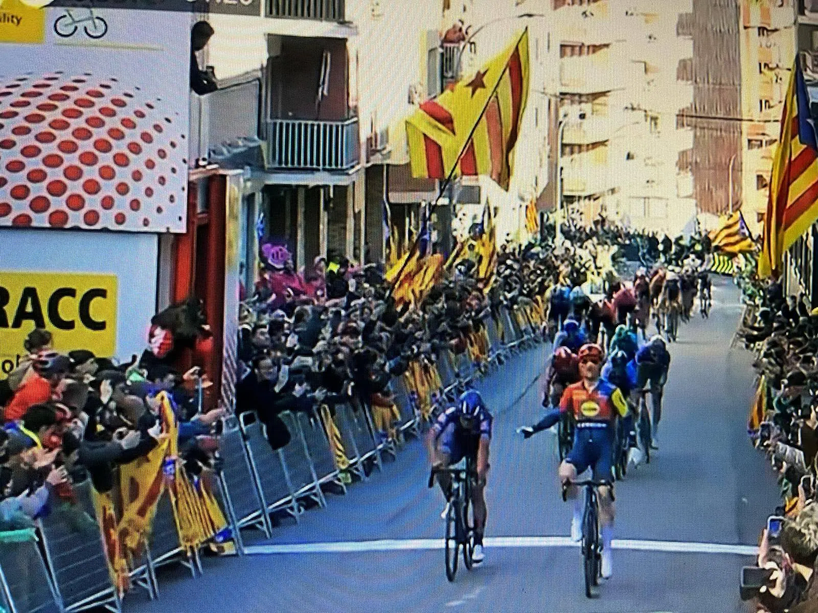¡Victoria de Quinn Simmons en una mini-etapa de 25 km en la Volta a Catalunya! Ayuso y Roglic, a Montjuic en 1"