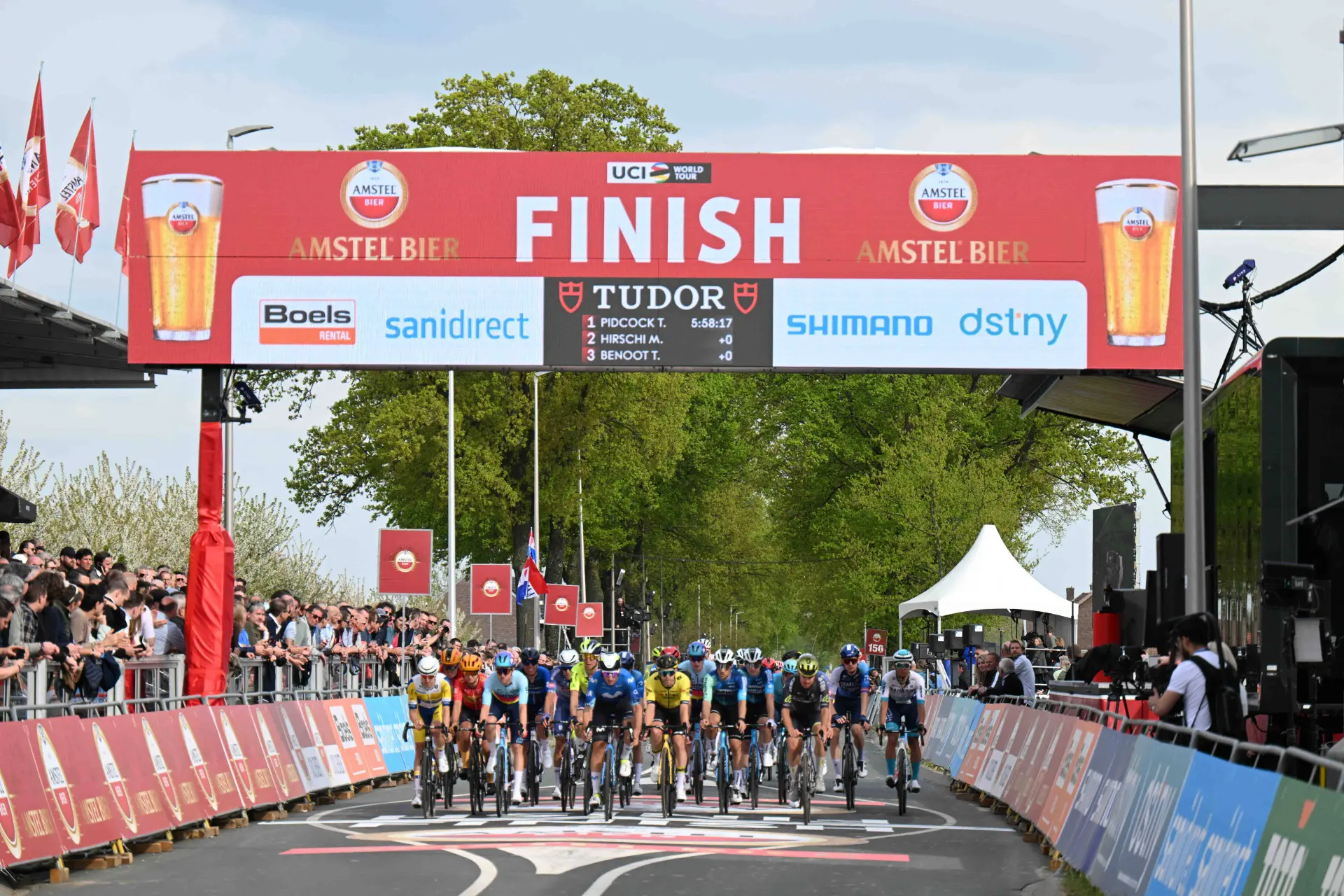 EN DIRECTO | Amstel Gold Race 2025: ¡Accidente de Remco Evenepoel!