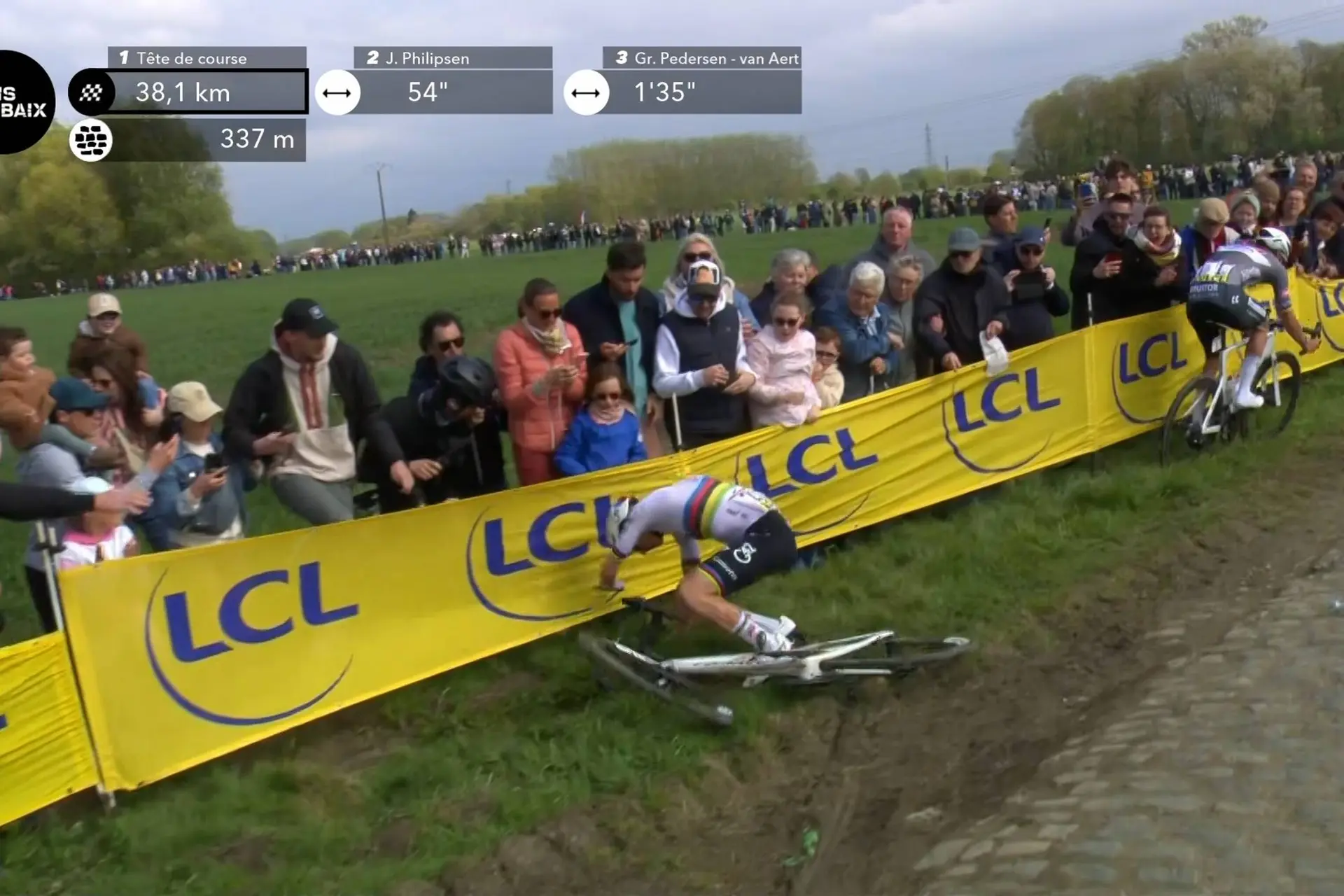 VÍDEO: La caída de Tadej Pogacar que sentenció la París-Roubaix para Mathieu van der Poel