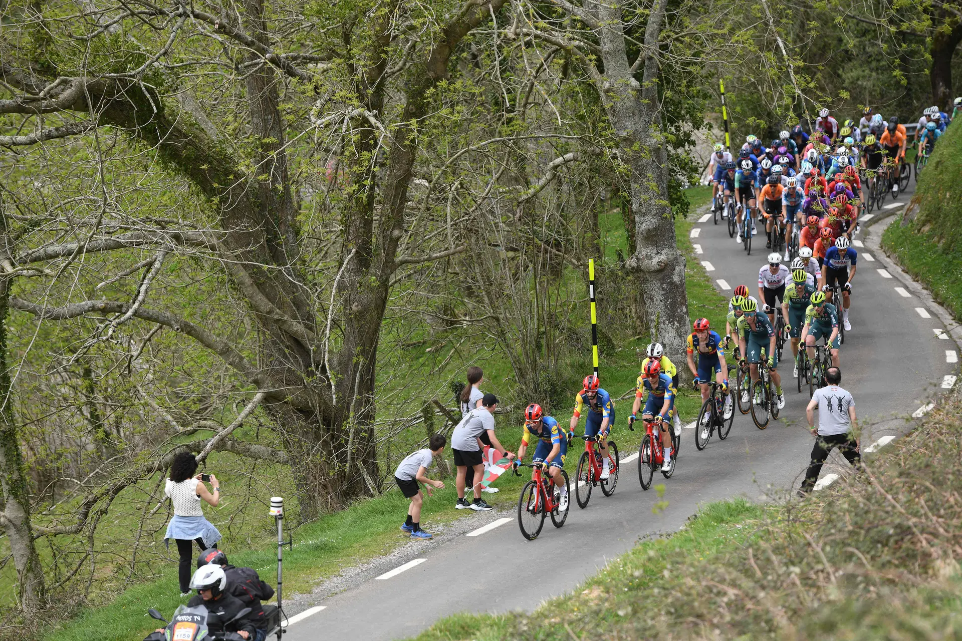 EN DIRECTO Itzulia 2026 Etapa 5 | ¡Movistar pelea la victoria en el grupo de favoritos contra Paul Seixas!