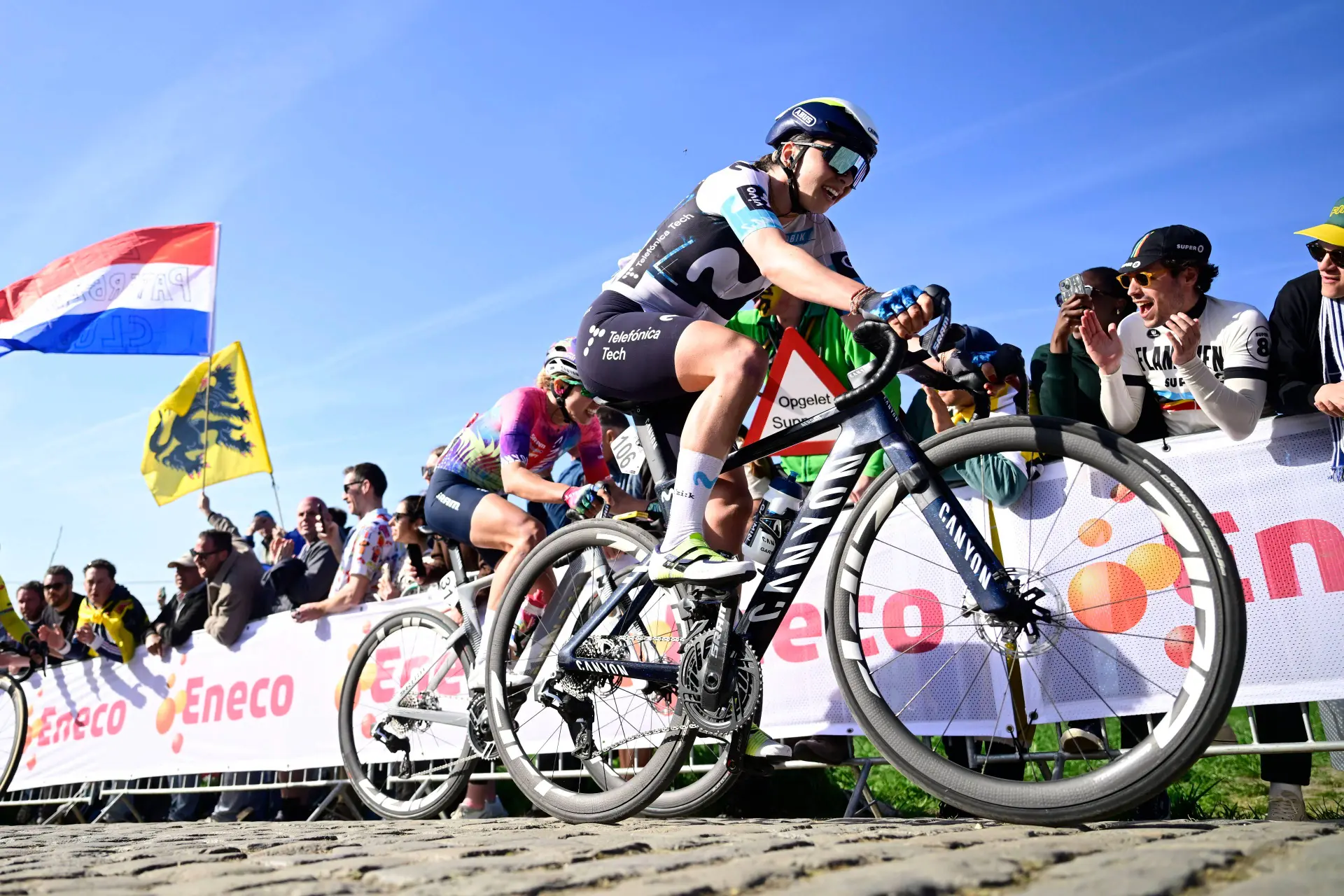 Liane Lippert, con el maillot del Movistar Team, en acción