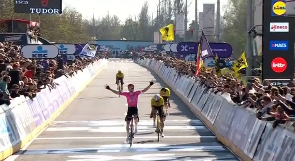 Bochorno histórico de Wout van Aert: Powless le come la tostada a ¡3 Visma! en A Través de Flandes