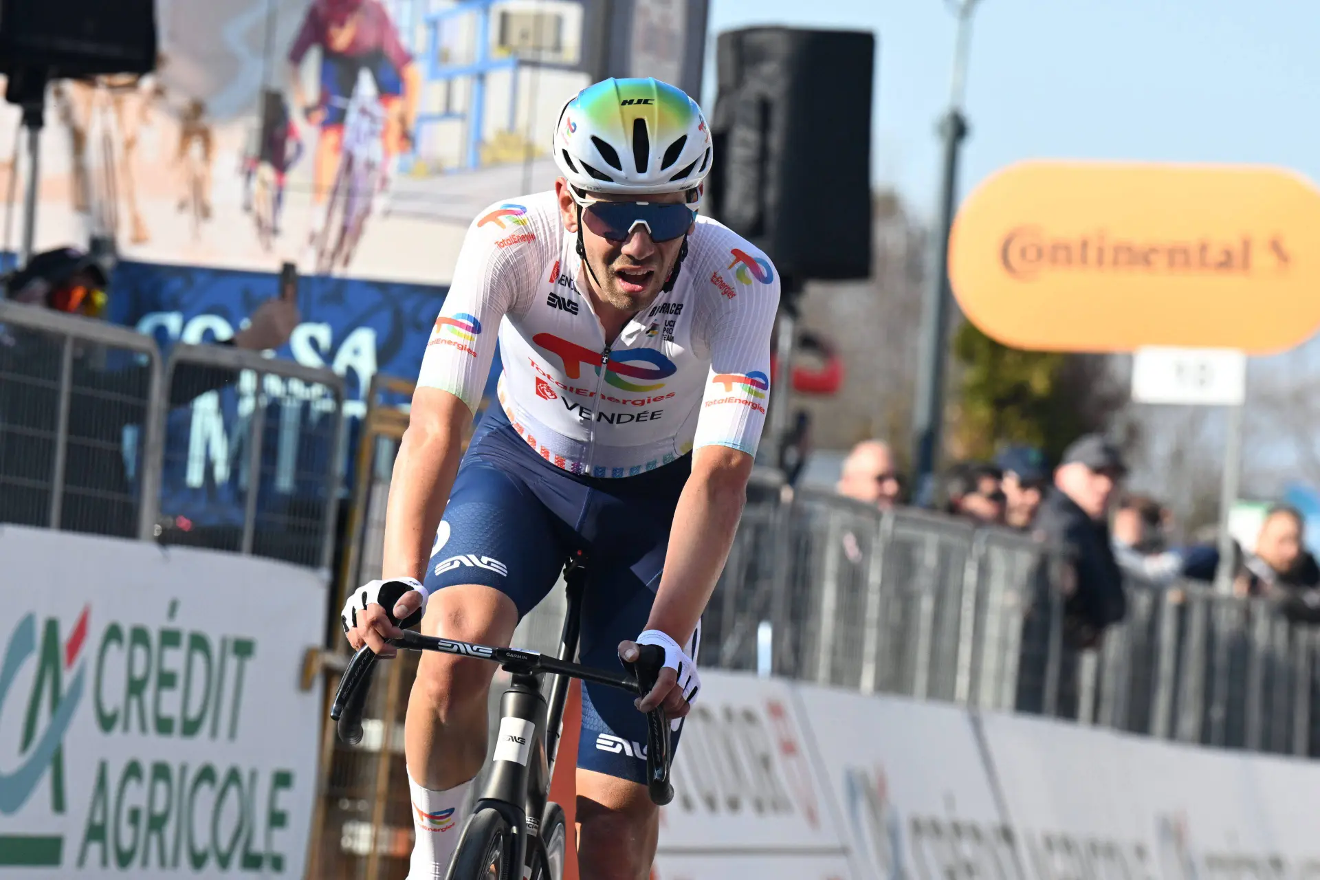 Steff Cras gana una etapa inaugural de la Vuelta a Asturias que no vio nadie