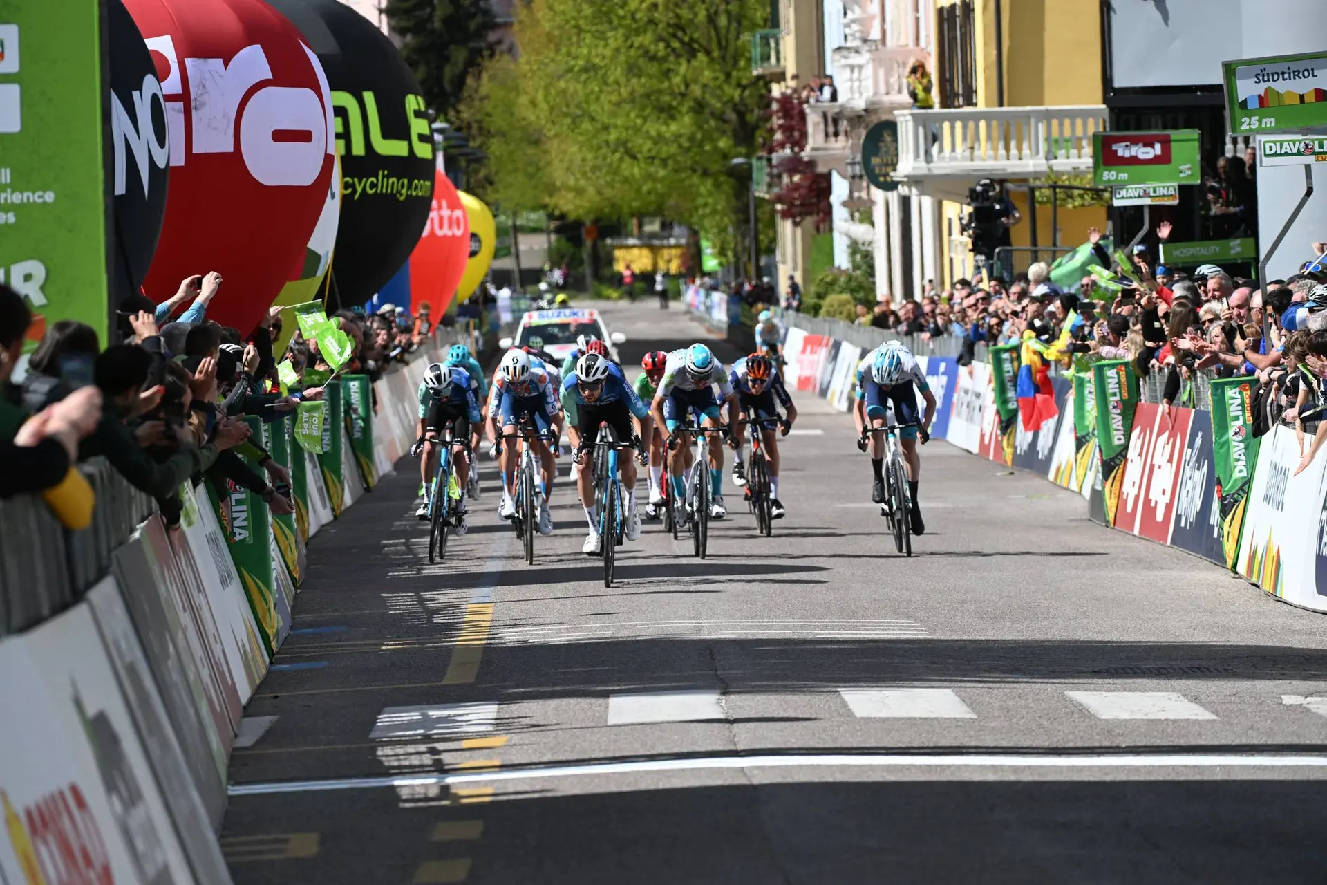 EN DIRECTO | Etapa 1 Tour de los Alpes 2025: ¡La fuga sufre antes de la gran subida del día!
