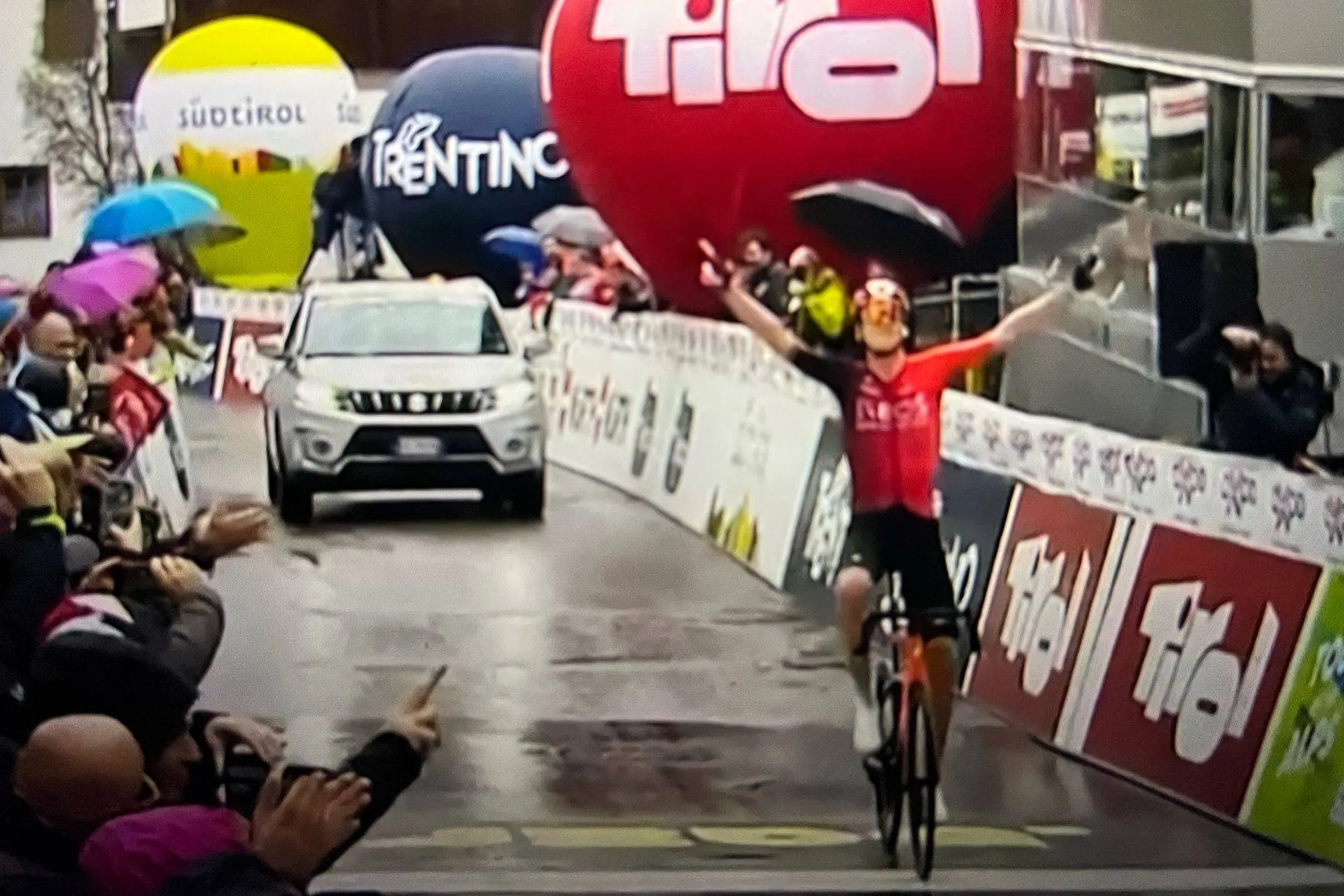 ¡Victoria homérica de un increíble Thymen Arensman en el Tour de los Alpes!