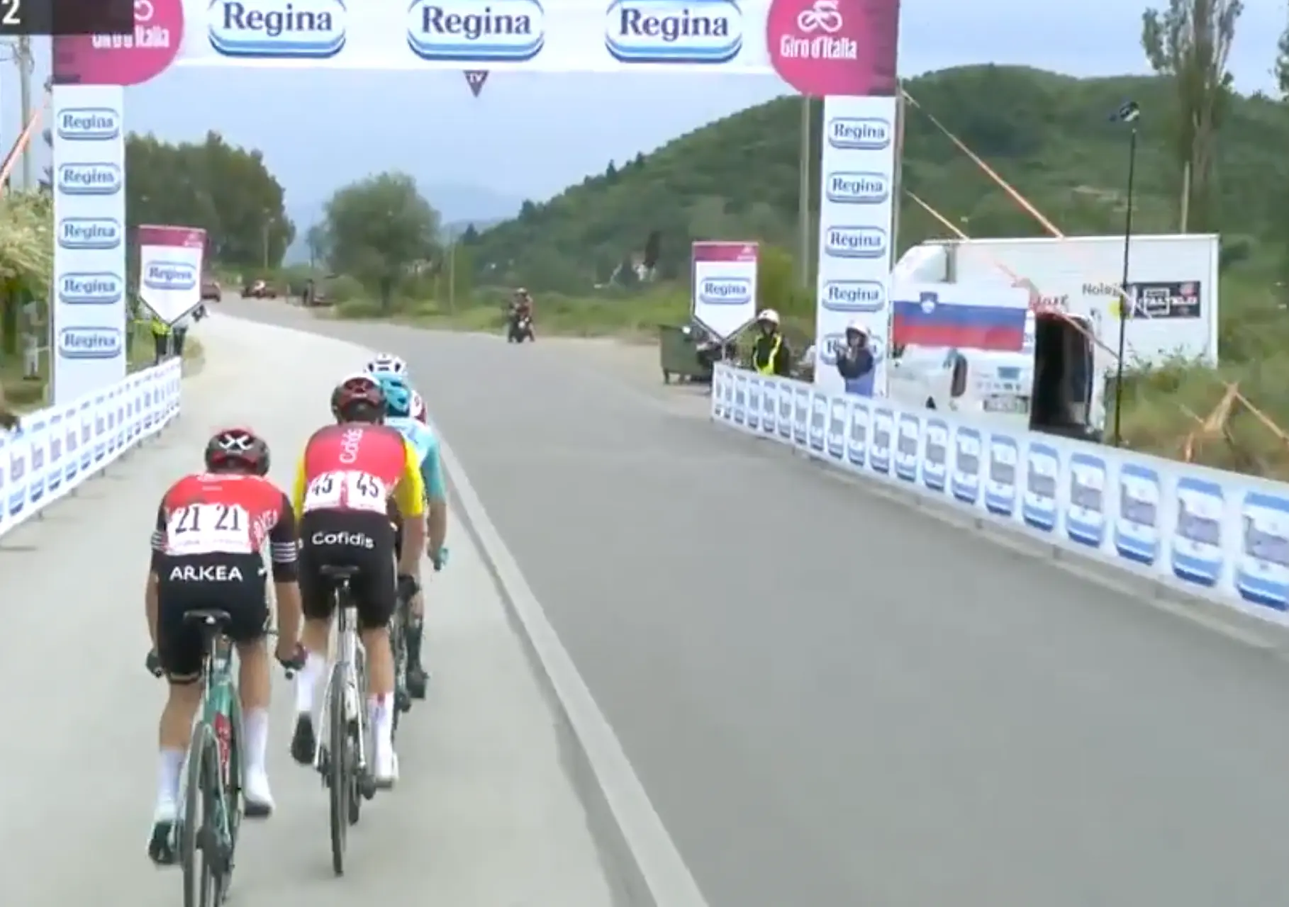 En DIRECTO | Etapa 1 Giro de Italia 2025: ¡La fuga, controlada por el Visma de Wout van Aert!