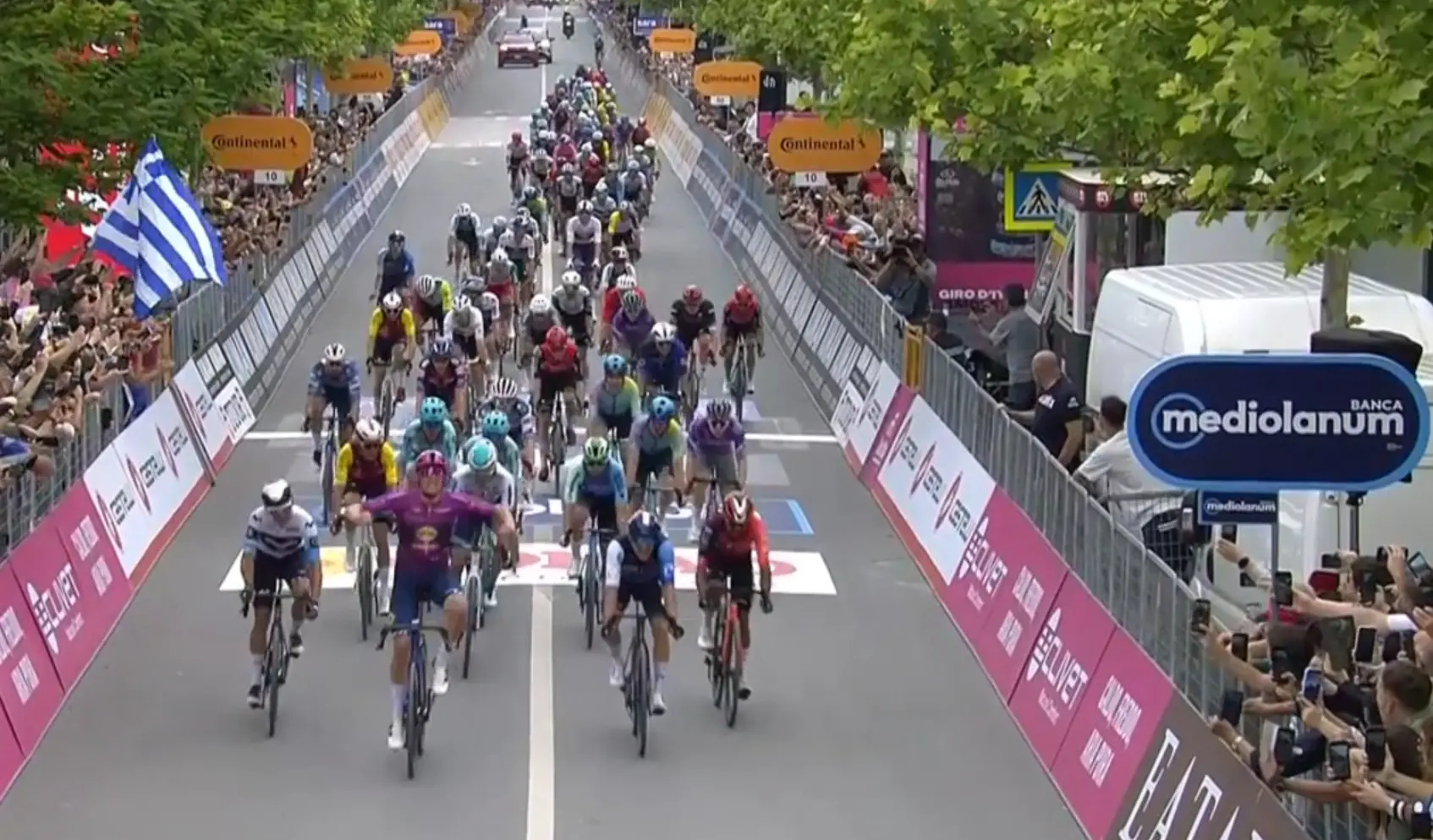 ¡Mads Pedersen gana la etapa y le roba la maglia rosa del Giro de Italia a Primoz Roglic!