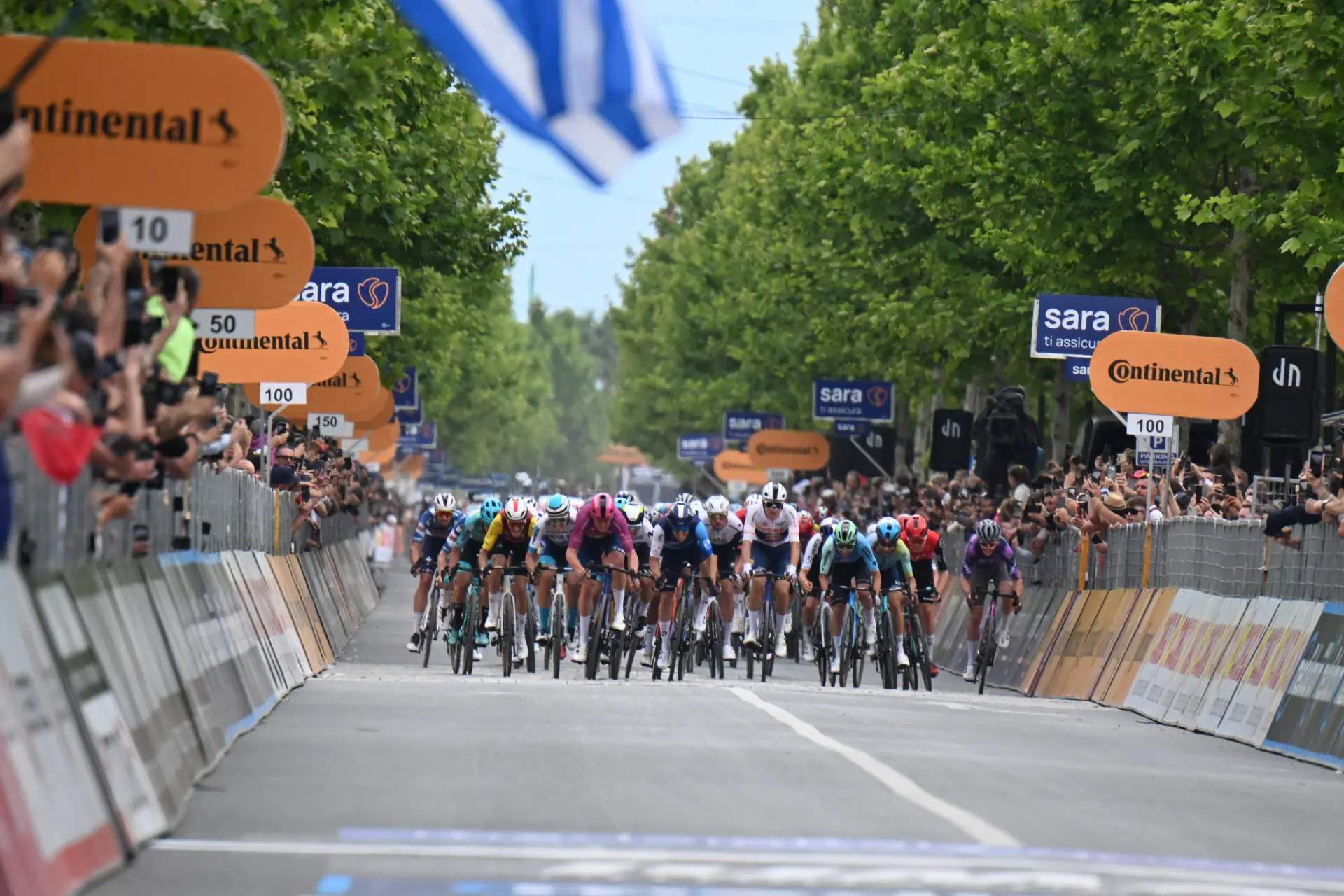 EN DIRECTO | Etapa 12 Giro de Italia 2025: ¡La fuga gana tiempo en la subida a Baiso!