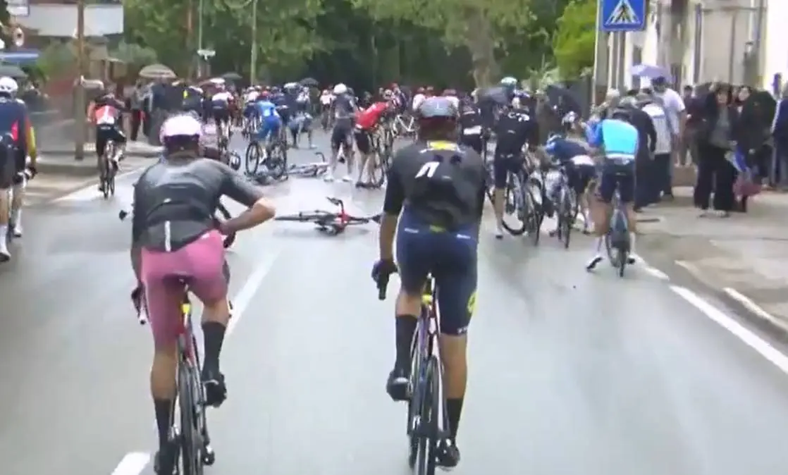 VÍDEO: ¡Una caída masiva neutralizó la etapa del Giro de Italia con múltiples abandonos!