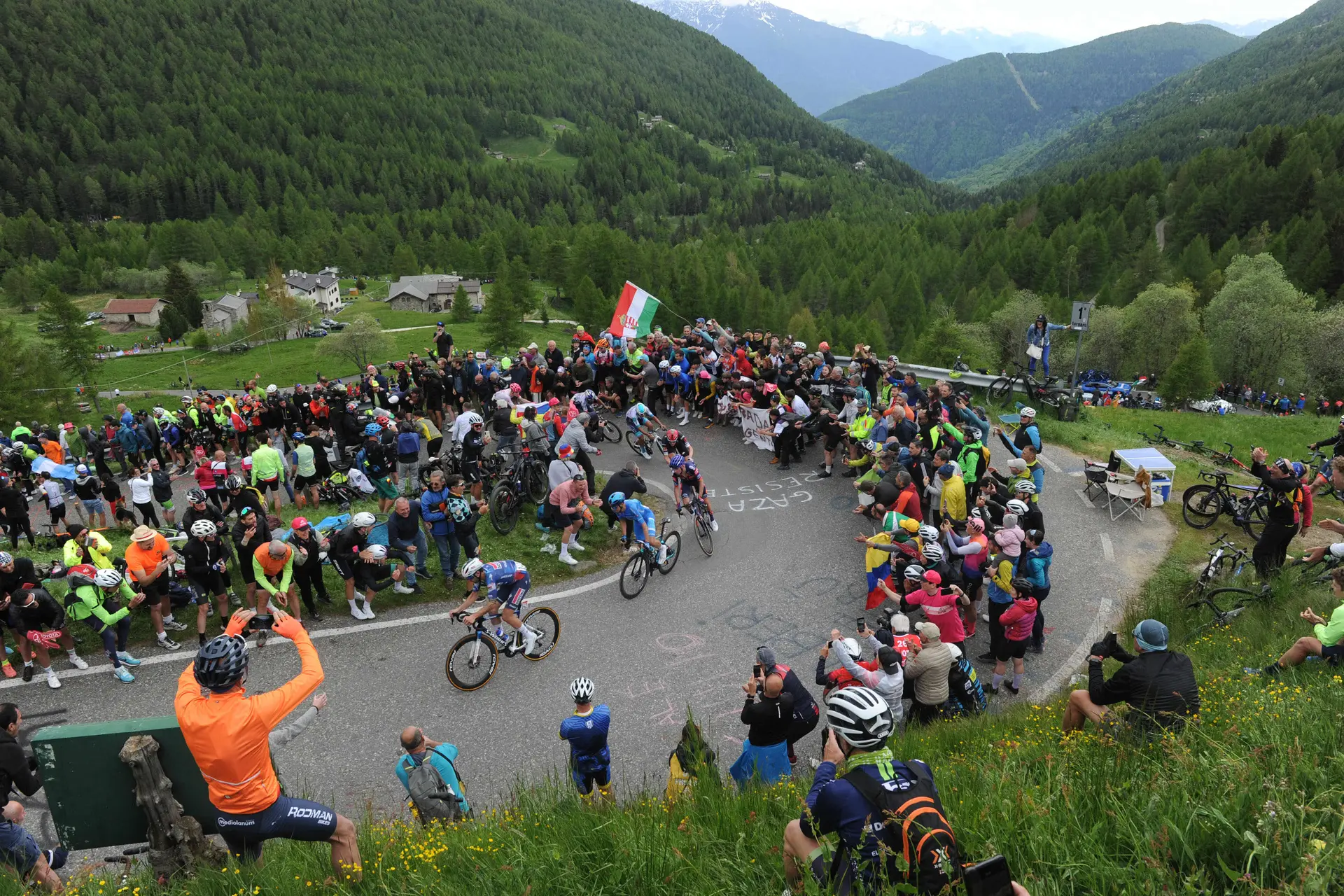 En DIRECTO | Etapa 20 Giro de Italia 2025: ¡La fuga busca más ventaja en el Colle de Lys!