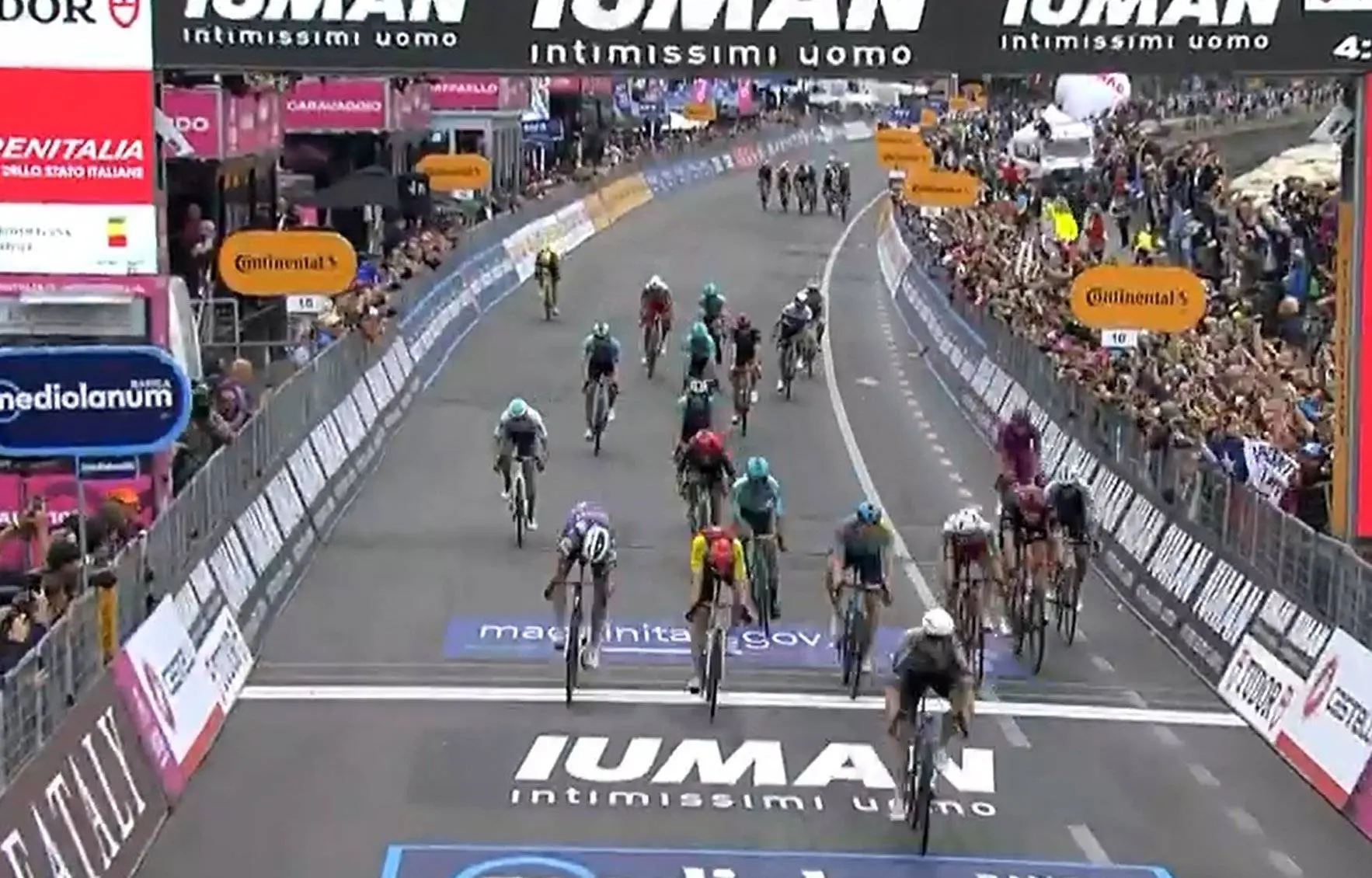 ¡Kaden Groves gana la etapa más loca del Giro! Roglic, afectado por el abandono de Hindley