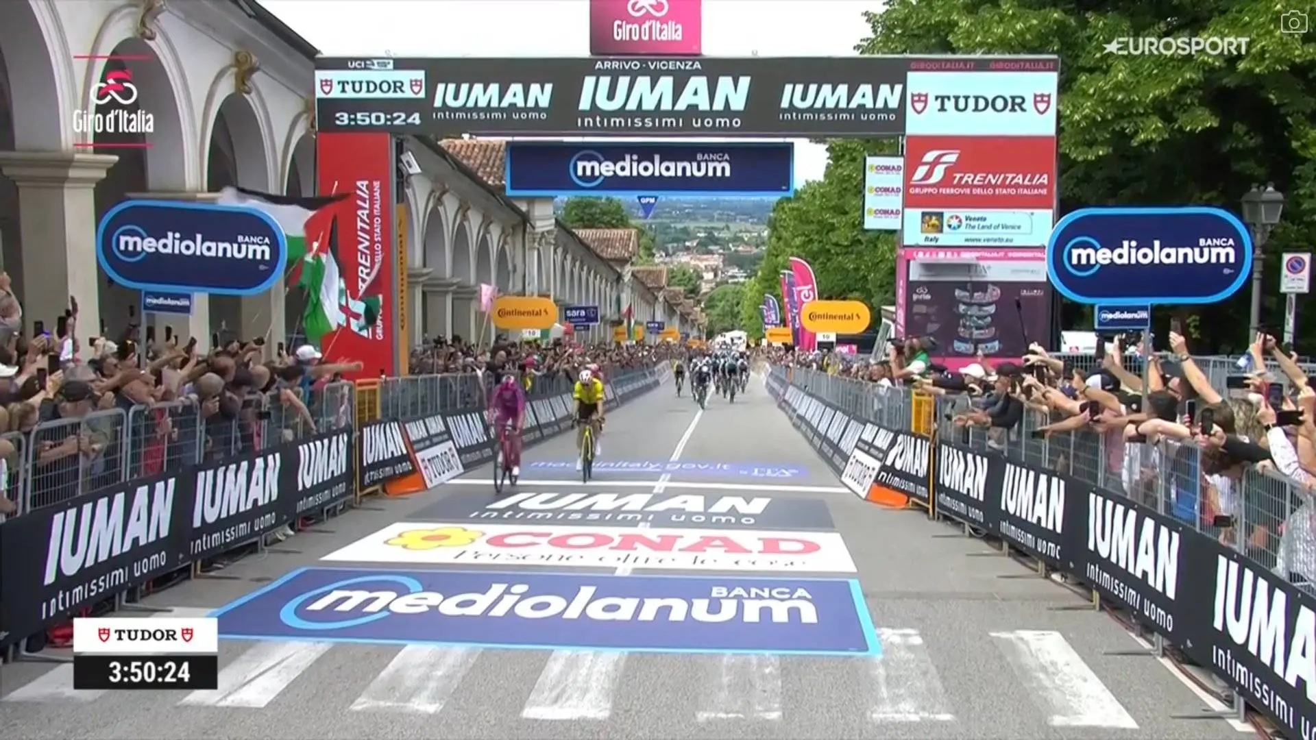 Giro de Italia: ¡Pedersen derrota a Van Aert y Del Toro acaba 3º para meter más tiempo a Ayuso y Roglic!