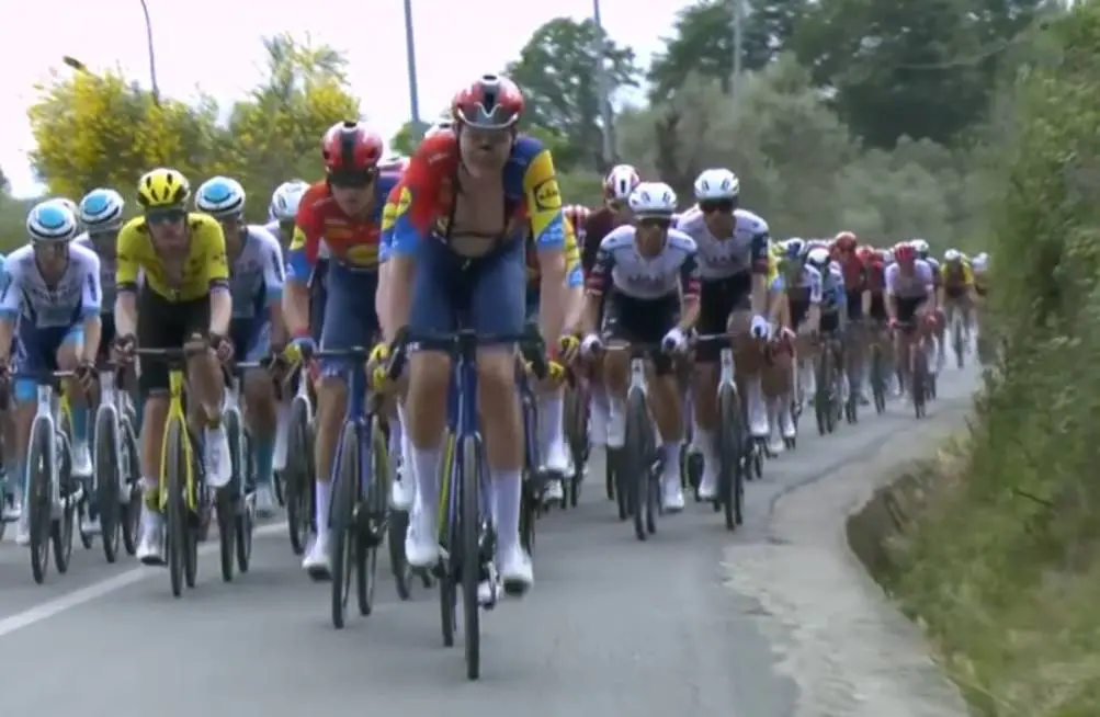 En DIRECTO | Etapa 1 Giro de Italia 2025: ¡Se le pone muy de cara a Van Aert y Pedersen!