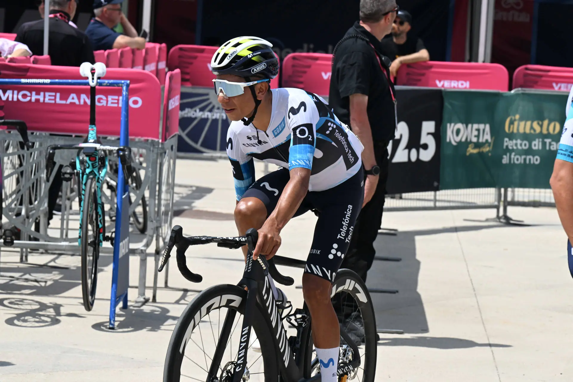Movistar Team se salva al completo de la 'carnicería' de la etapa 6 del Giro de Italia 2025