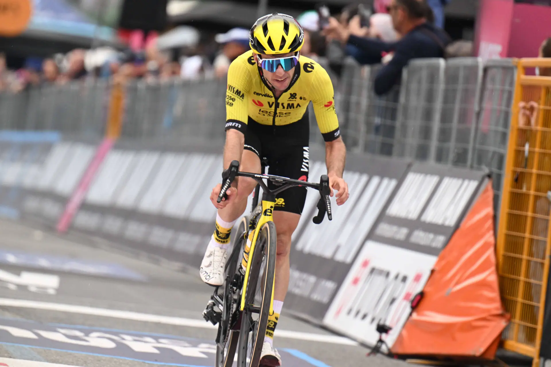 Isaac del Toro y UAE le regalan el Giro de Italia a Simon Yates