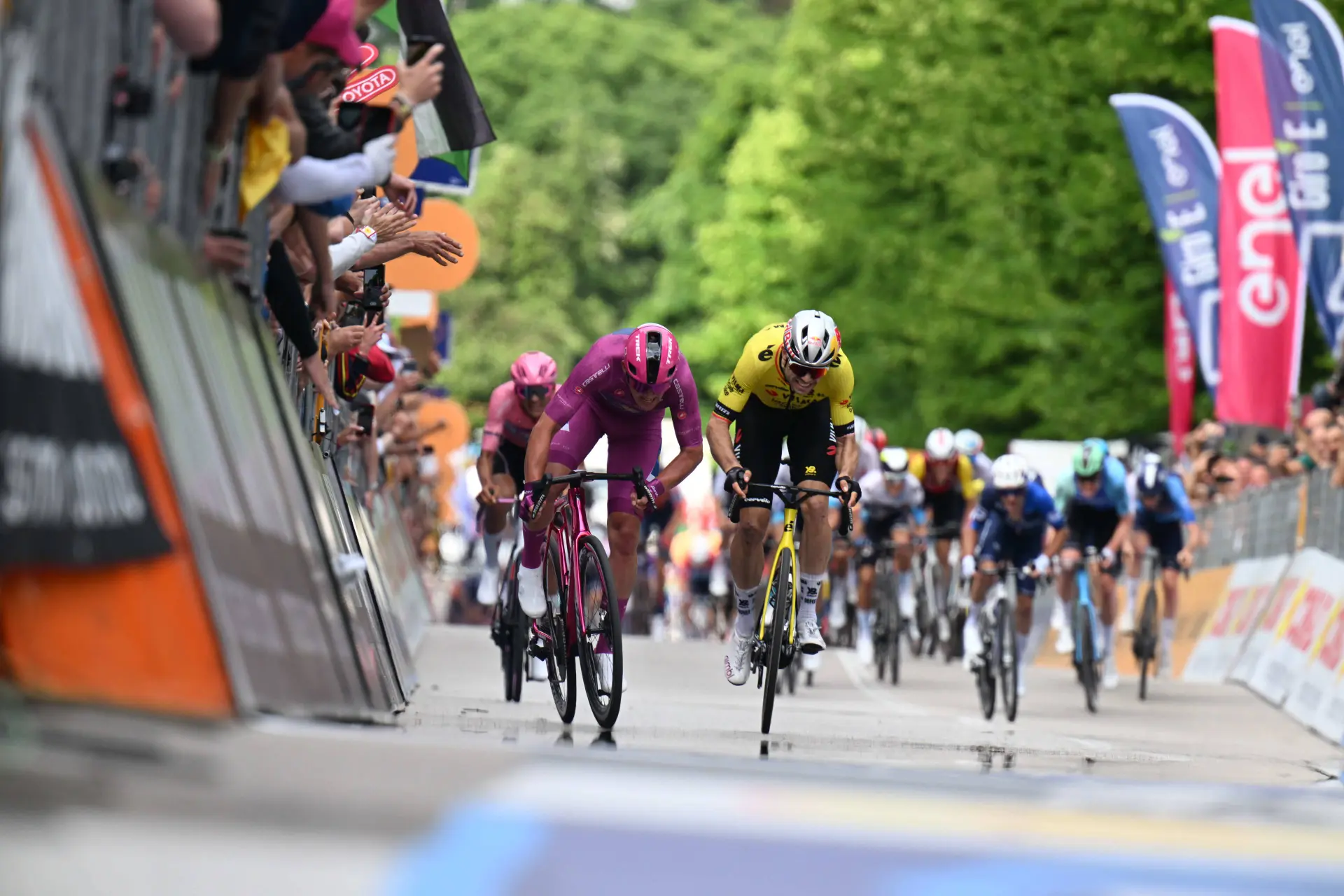 EN DIRECTO | Etapa 21 Giro de Italia 2025: 120 kilómetros a meta y los ciclistas continúan con el paseo triunfal