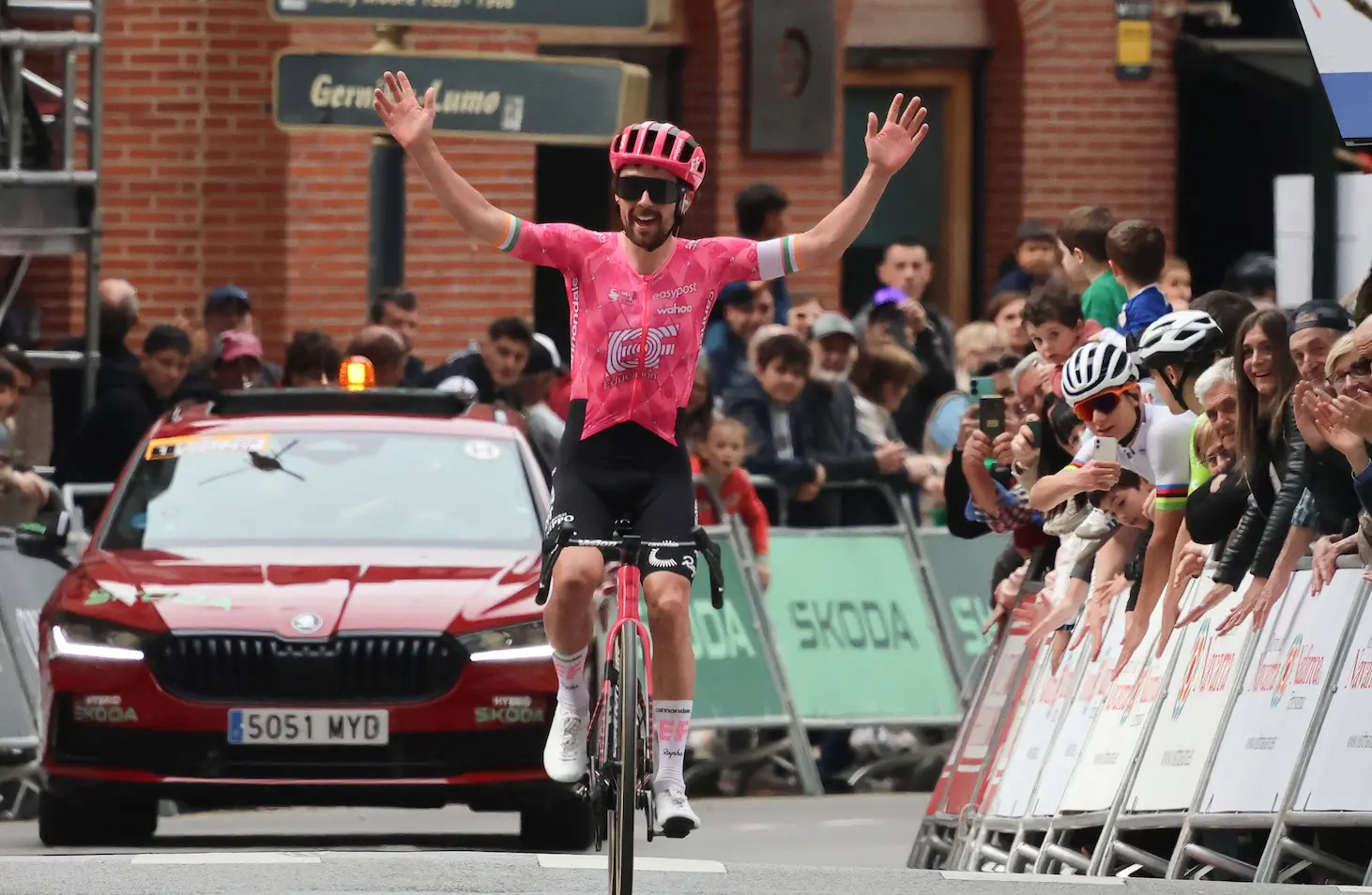 Homérico etapón del Tour de Francia: Ben Healy gana y Van der Poel le roba el amarillo a Pogacar