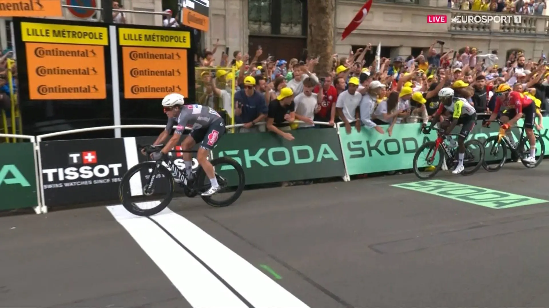 "Nunca lo olvidaré": Jasper Philipsen se rinde otra vez a Van der Poel tras ganar en el Tour