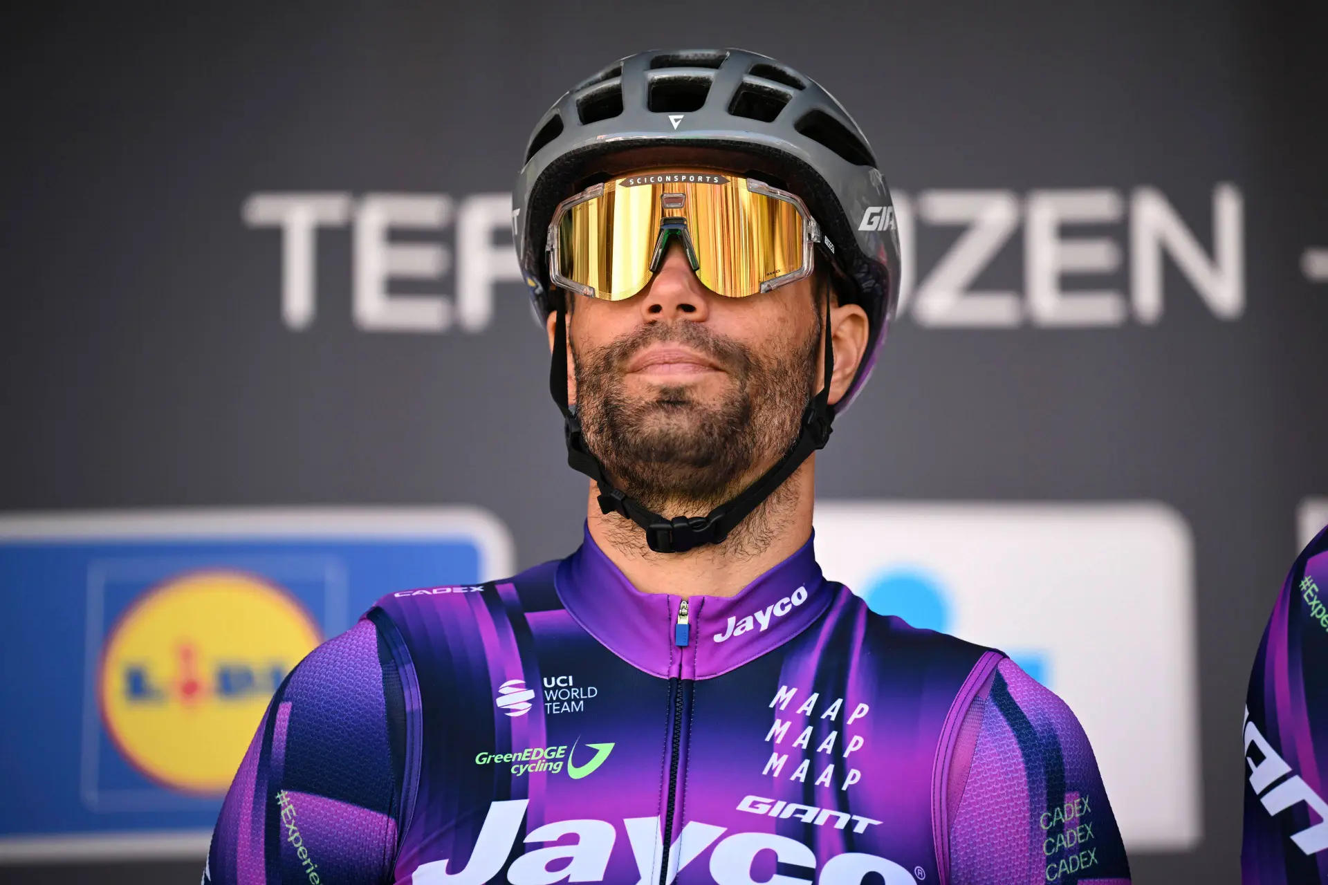 Luka Mezgec, con el maillot del Jayco AlUla en sus últimos años como ciclista profesional