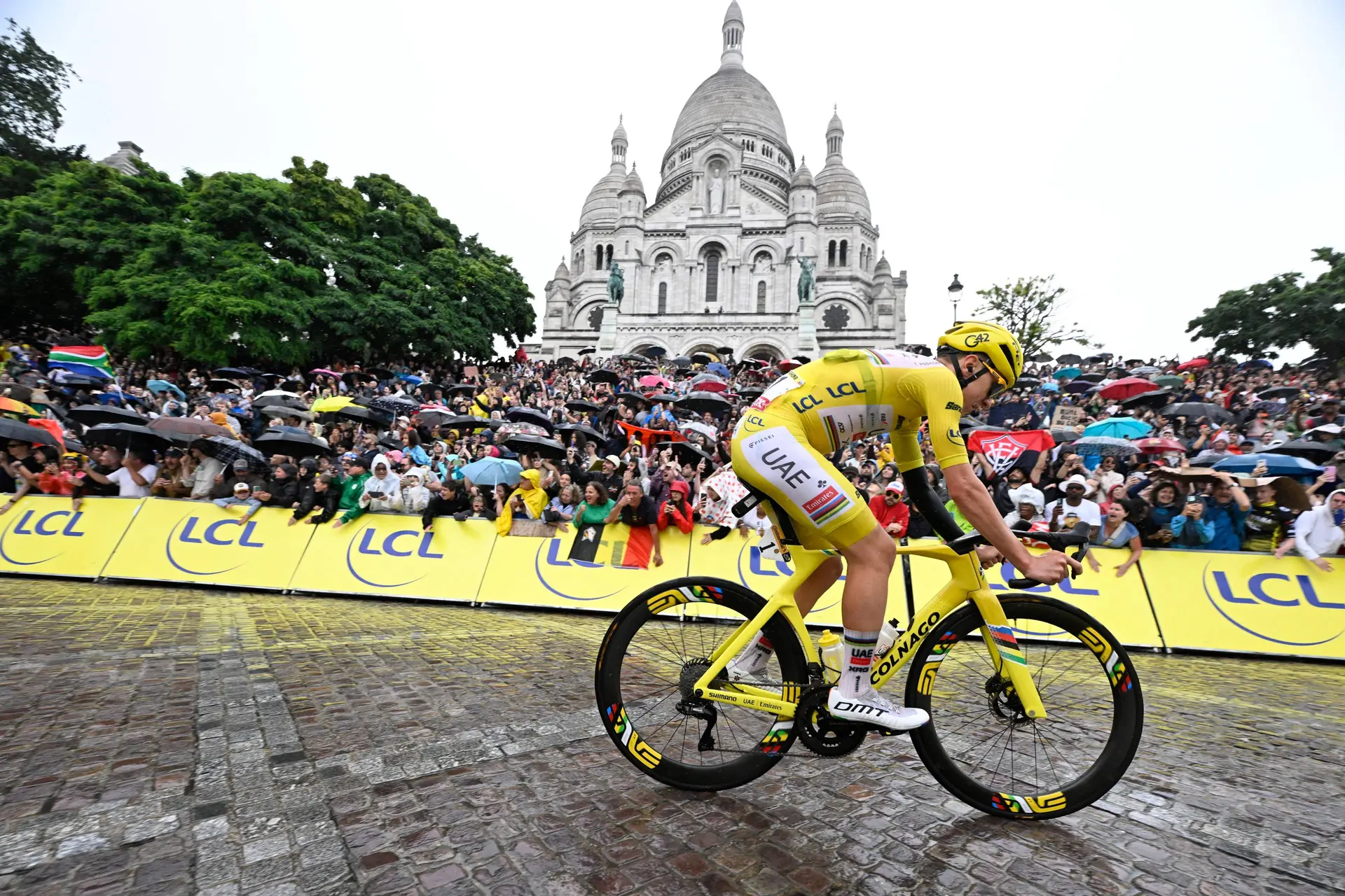 Tadej Pogacar gana su cuarto Tour de Francia aunque no puede con un descomunal Wout van Aert en Montmartre