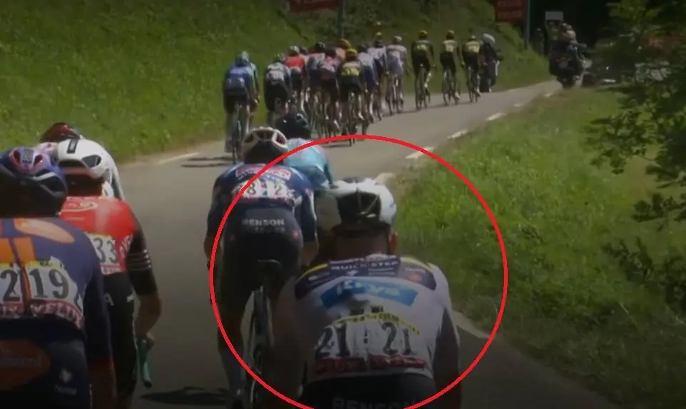 VÍDEO: ¡Remco Evenepoel hace saltar las alarmas y se queda a 54 km de meta en la etapa 12!