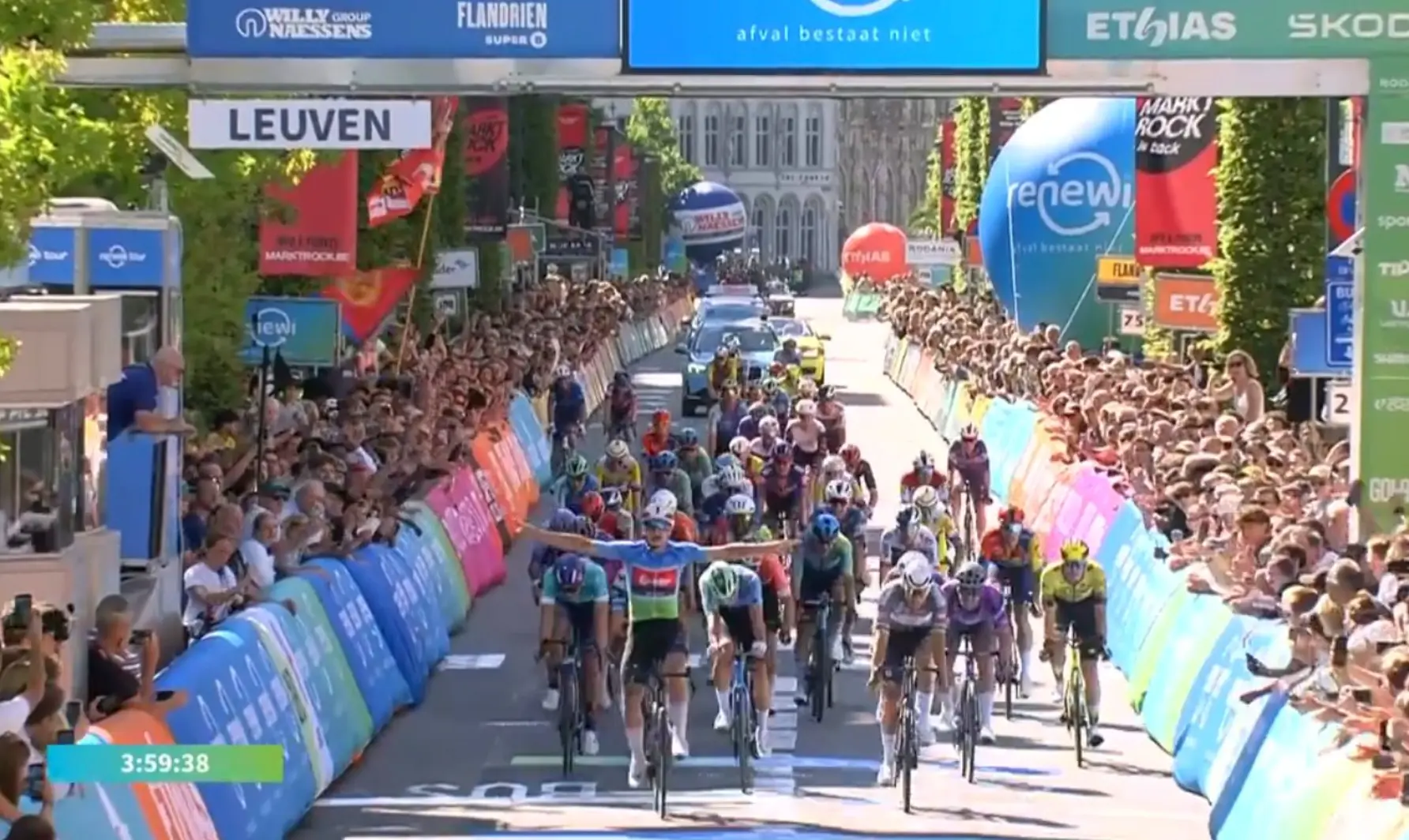 ¡Arnaud de Lie se lleva la última etapa y la general del Renewi Tour 2025 ante Mathieu van der Poel!