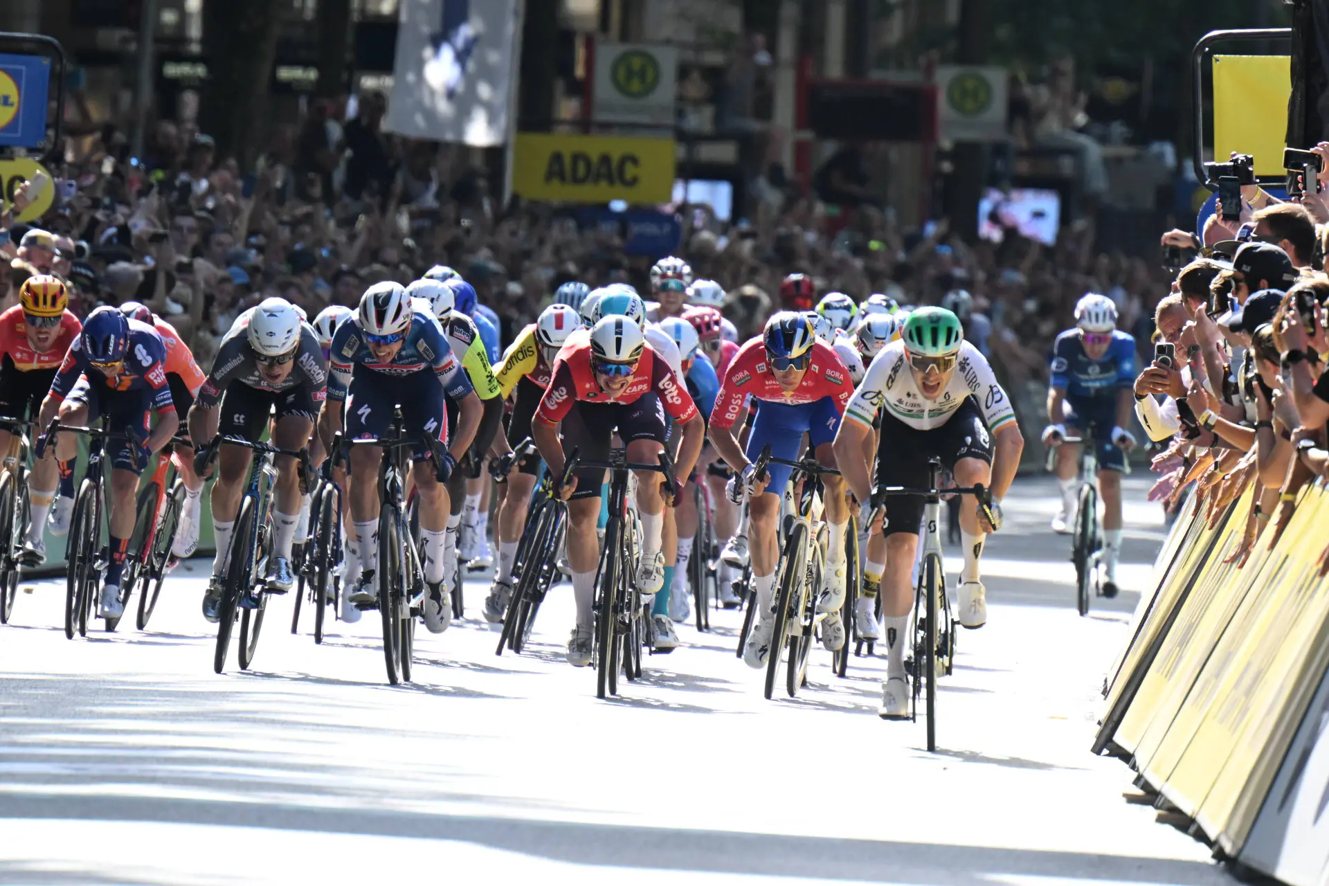 EN DIRECTO | Etapa 1 Vuelta a España 2025: El pelotón, con la fuga completamente controlada