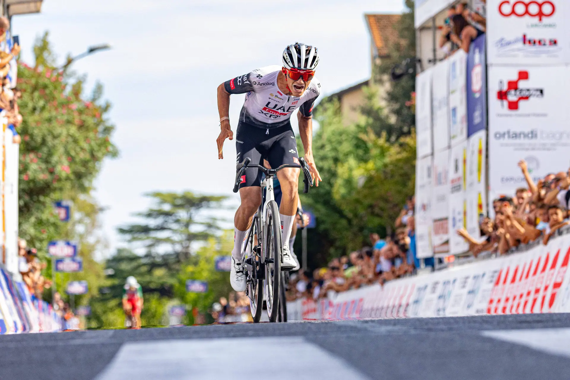 Isaac del Toro fulmina a Carapaz y suma en el Giro della Toscana su 11º triunfo de 2025