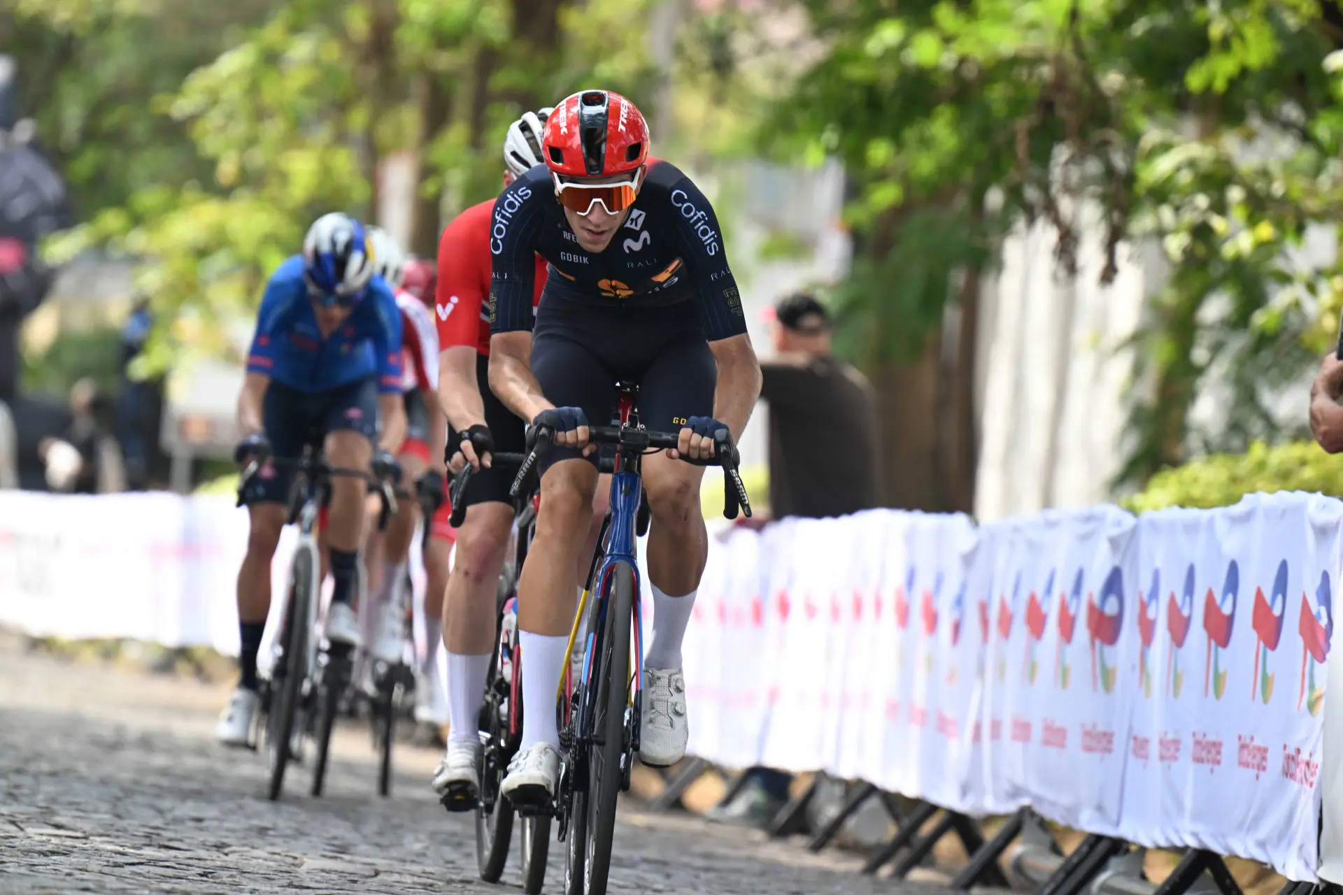 "Tiene un motor enorme": Johan Bruyneel avisa sobre la promesa del ciclismo español Héctor Álvarez