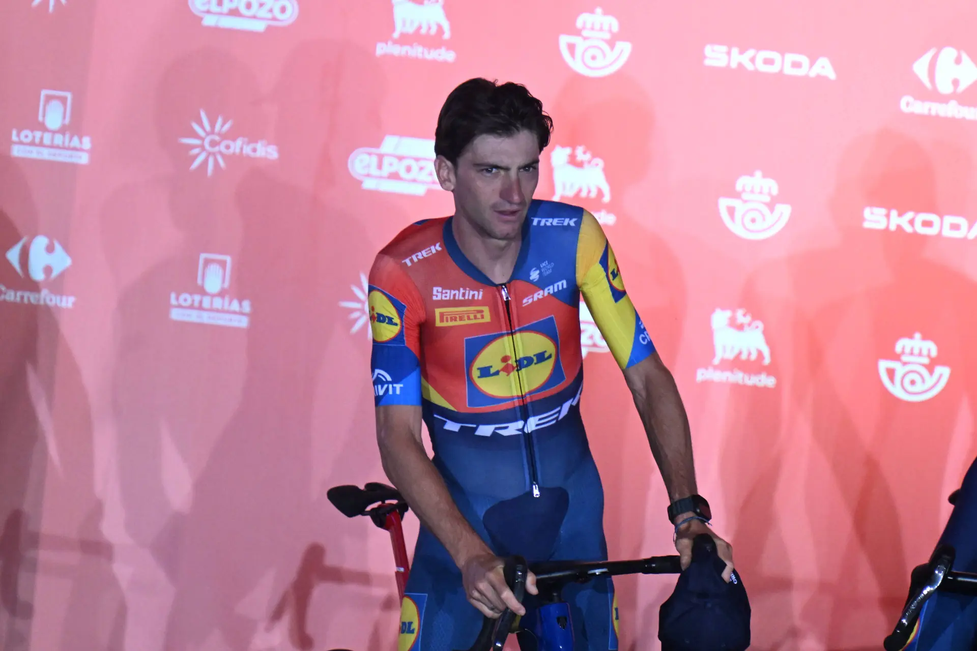 “No fue el mejor día para vestir mi primera maglia rosa”: Giulio Ciccone ve diluirse su sueño rosa bajo un aguacero