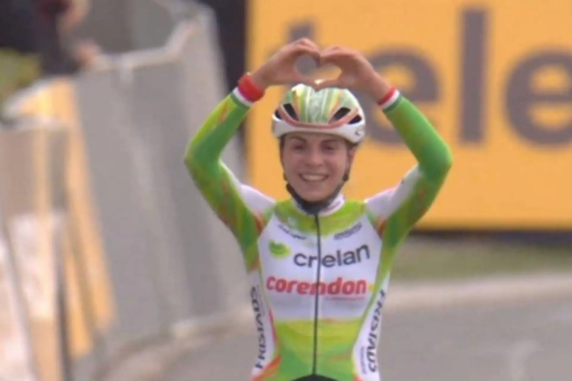 Sara Casasola, haciendo el gesto del corazón tras ganar una carrera