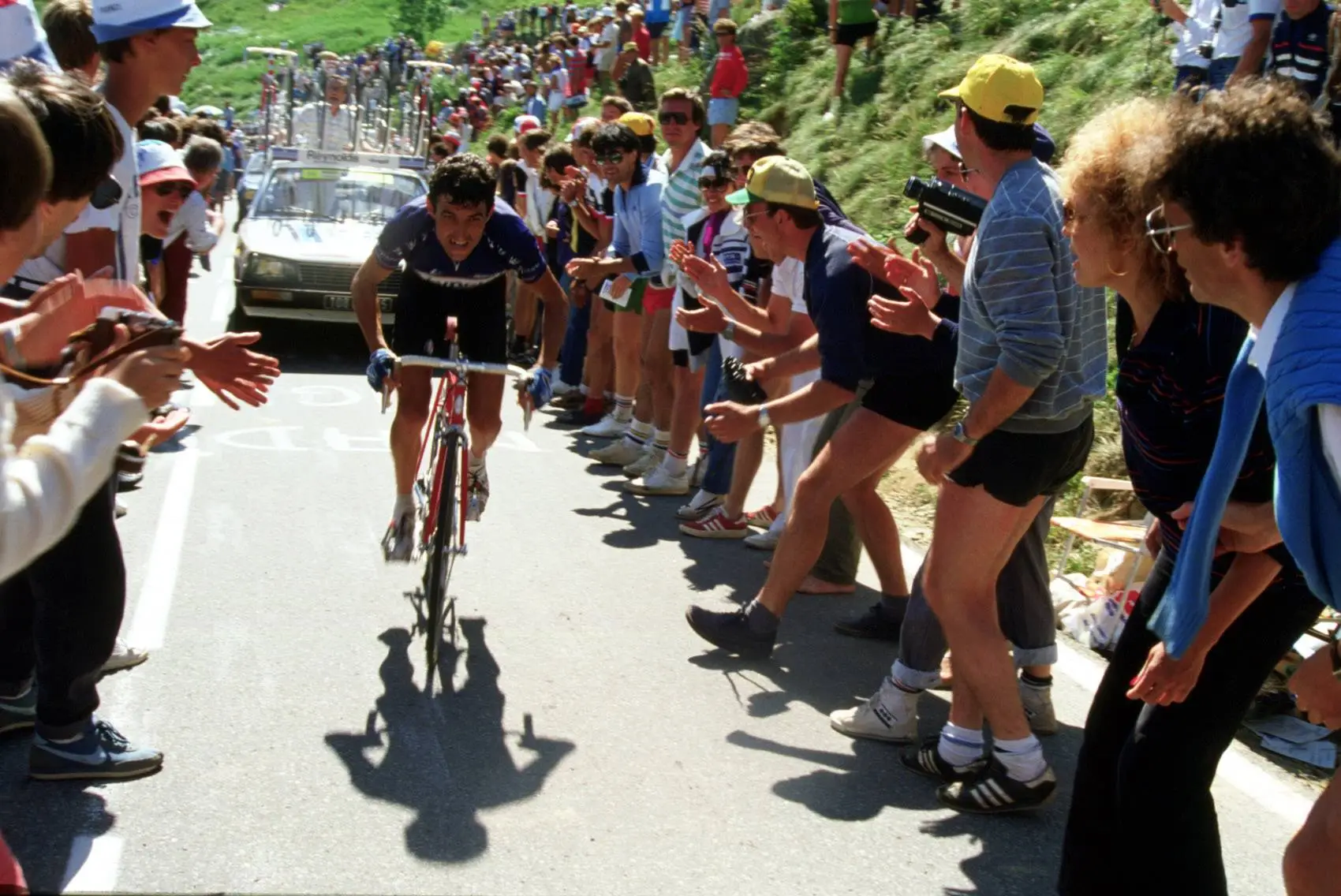 Angel Arroyo, subiendo Alpe D'Huez en el Tour de Francia de 1984