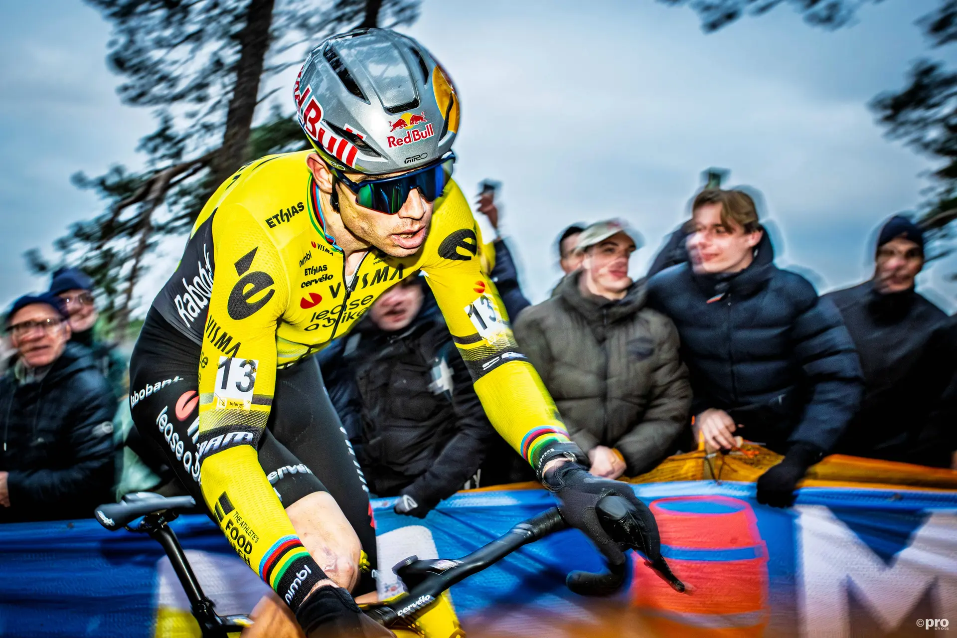 Wout van Aert de Visma compitiendo en ciclocross