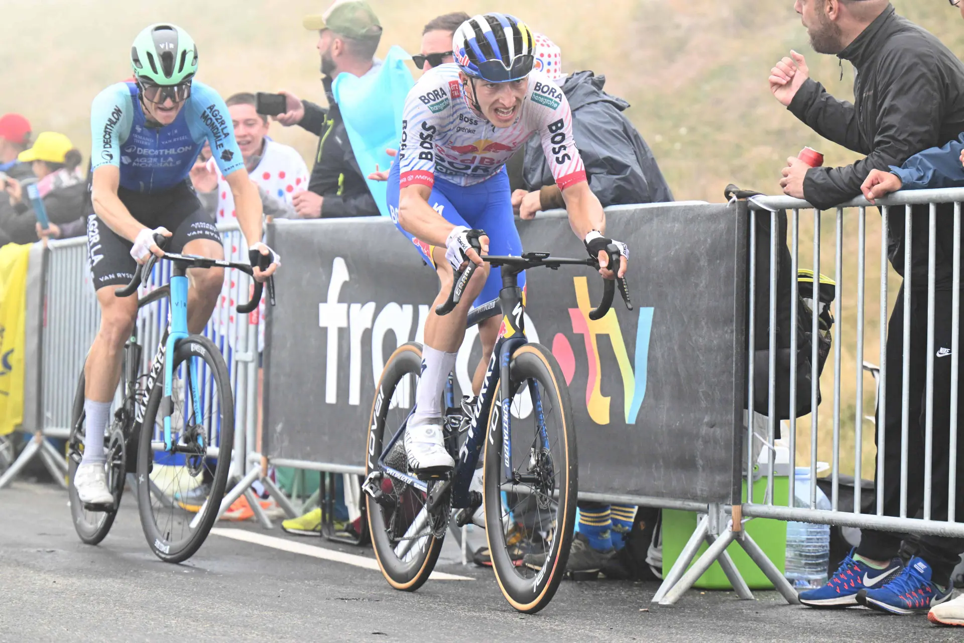 Lista de participantes final Volta ao Algarve 2026 | Juan Ayuso, João Almeida, Paul Seixas y Florian Lipowitx
