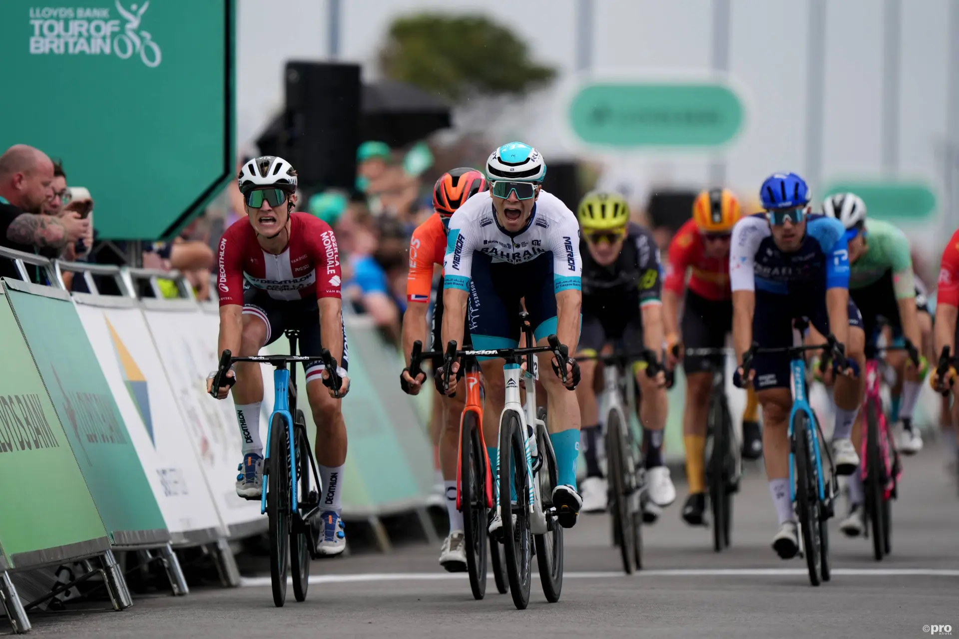 Matevz Govekar esprinta hacia la victoria en el Tour of Britain 2024