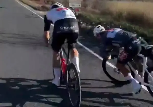 VÍDEO: ¡Imposible salvada de Mathieu van der Poel entrenando! Así evitó una caída muy dura