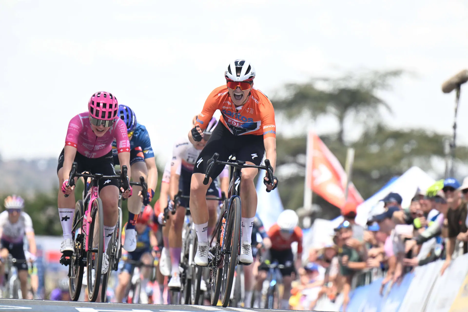 Ally Wollaston celebra la victoria en la etapa 2 del Tour Down Under 2026