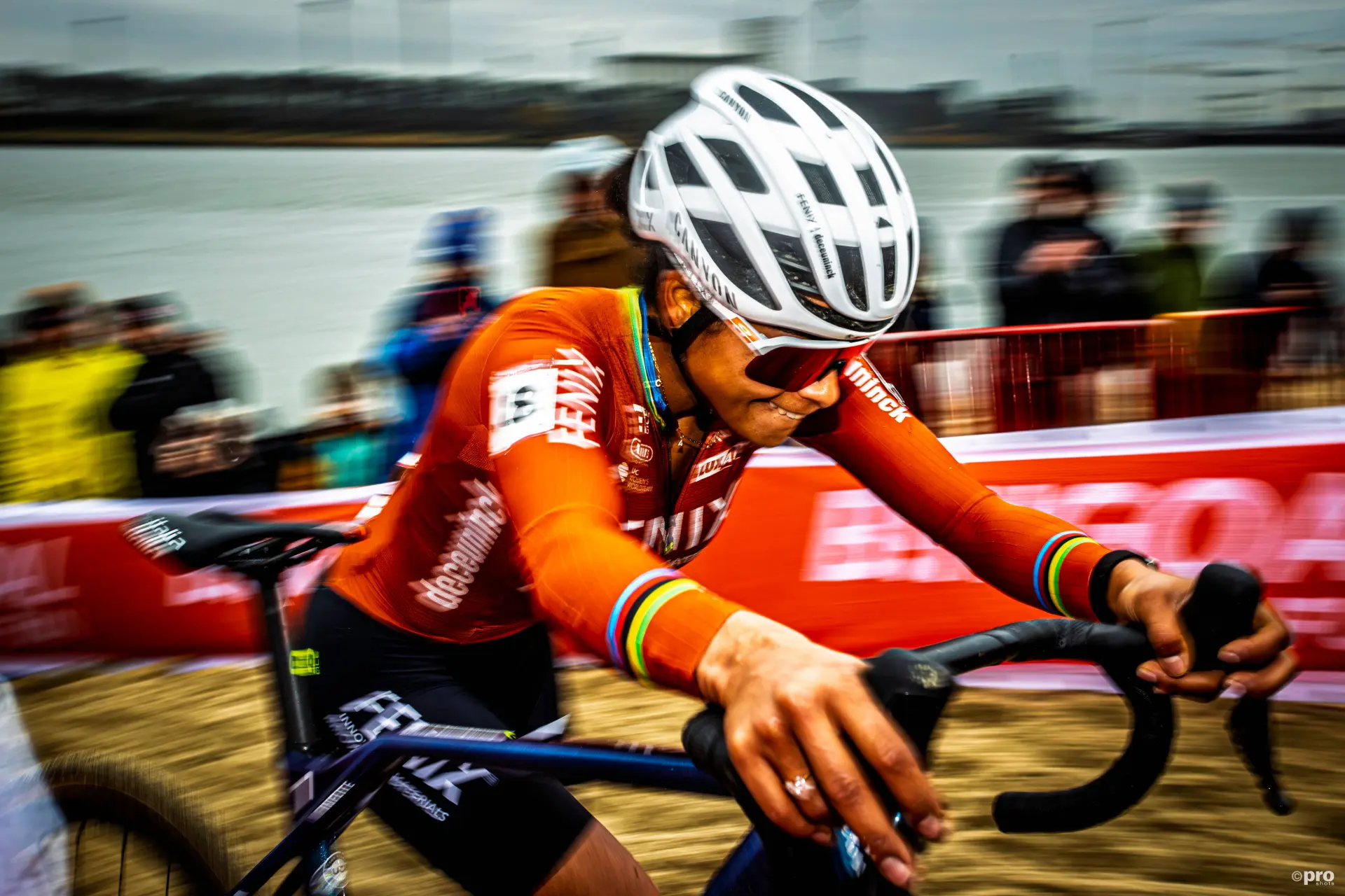 Ceylin del Carmen Alvarado, en plena acción corriendo y empujando la bicicleta.