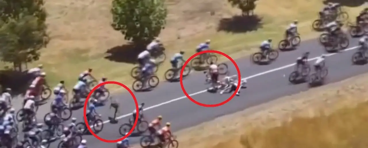 Jay Vine en el suelo tras chocar con un canguro en la etapa final del Tour Down Under 2026
